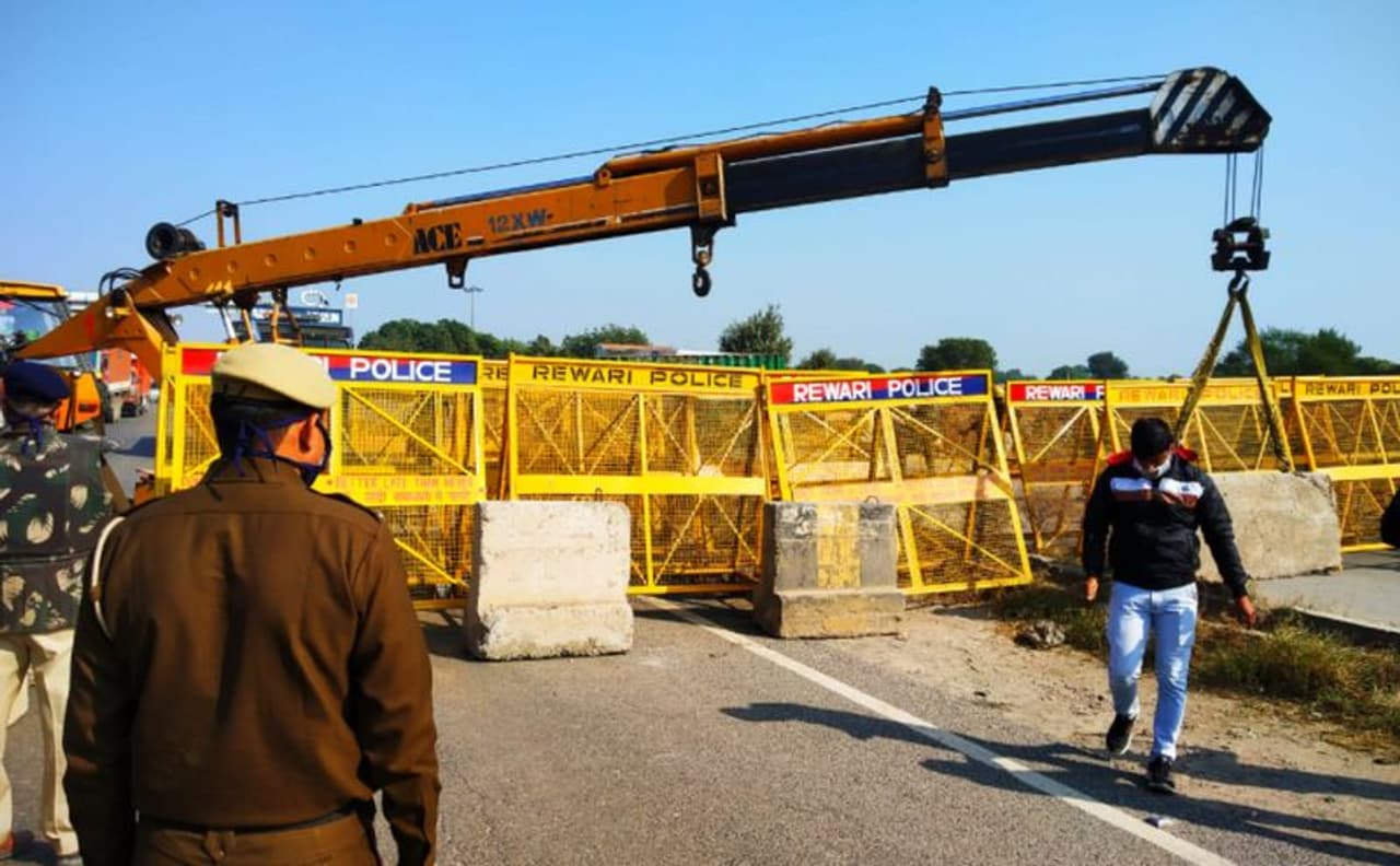 <p>വിവാദമായ കര്‍ഷക നിയമത്തില്‍ ഭേദഗതി ചര്‍ച്ചയാകാം എന്നാല്‍ നിയമം പിന്‍വലിക്കില്ലെന്ന് കേന്ദ്രസര്‍ക്കാര്‍ ആവര്‍ത്തിച്ചു. ഇതിനിടെ &nbsp;മേധാപട്കര്‍, ദയാബായി തുടങ്ങിയ സാമൂഹിക പ്രവര്‍ത്തകരും കര്‍ഷക പ്രക്ഷോഭത്തിനൊപ്പം ചേര്‍ന്നു.&nbsp;</p>