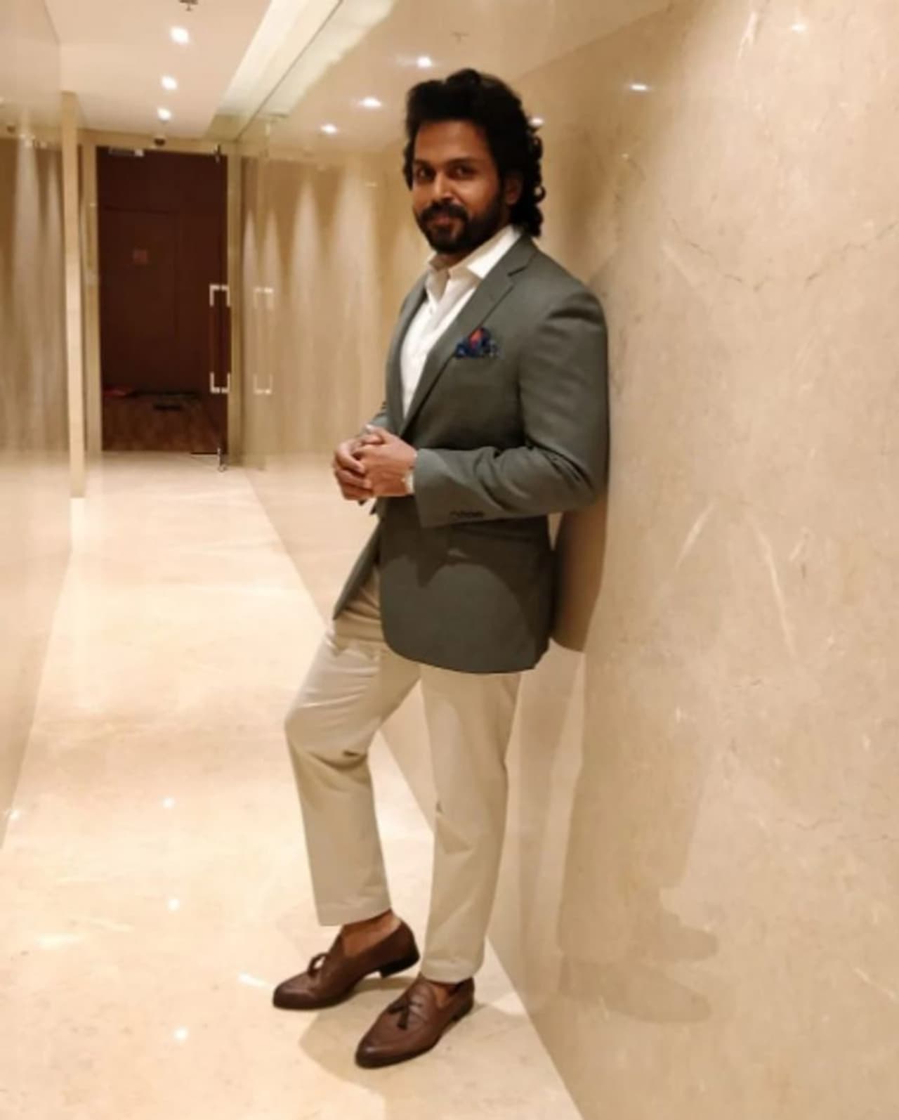 <p>நடிகர் சிவக்குமாரின் இளைய மகனும், சூர்யாவின் தம்பியுமான கார்த்தி பருத்தி வீரம் படம் மூலம் சினிமாவில் அறிமுகமானார். முதல்படமே சூப்பர் டூப்பர் ஹிட்டாக தமிழ் சினிமாவின் இளம் நாயகனாக வலம் வர ஆரம்பித்தார்.&nbsp;</p>