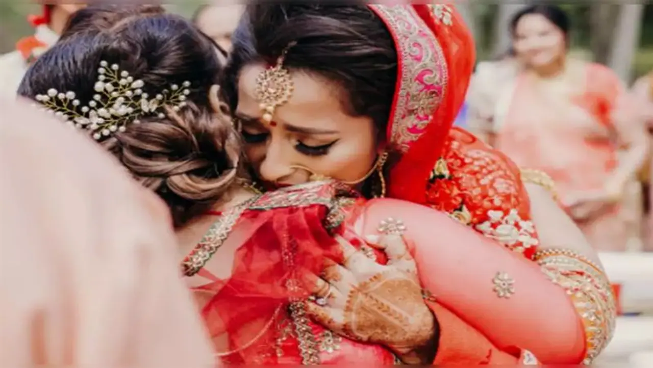 <p><br />పెళ్లి అనేది నూరేళ్ల పంట. ఒకరి కోసం మరొకరు.. ఒకరితో మరొకరు జీవించడానికి పెళ్లి అనే సంప్రదాయన్ని కనిపెట్టారు. అయితే.. దాని అర్థం మనమే మార్చేశాం. ఆడ పిల్ల అంటే.. పెళ్లికి కట్నం ఇవ్వాలి.. ఇంటి చాకిరీ మొత్తం చేయాలి.. లాంటివి ఎన్నో కండిషన్స్ పెట్టారు.</p> <p><br />పెళ్లి అనేది నూరేళ్ల పంట. ఒకరి కోసం మరొకరు.. ఒకరితో మరొకరు జీవించడానికి పెళ్లి అనే సంప్రదాయన్ని కనిపెట్టారు. అయితే.. దాని అర్థం మనమే మార్చేశాం. ఆడ పిల్ల అంటే.. పెళ్లికి కట్నం ఇవ్వాలి.. ఇంటి చాకిరీ మొత్తం చేయాలి.. లాంటివి ఎన్నో కండిషన్స్ పెట్టారు.</p>