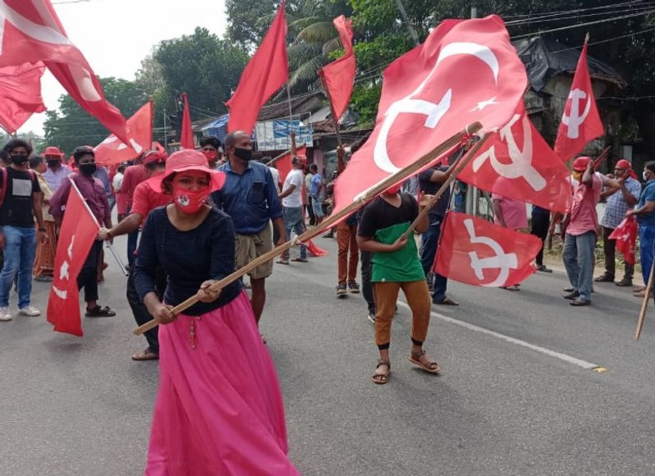 <p><span style="font size:16px;"><strong>ഇടത് വിജയം</strong></span><br />തദ്ദേശ തെരഞ്ഞെടുപ്പിൽ കേരളത്തിൽ ഇടതുമുന്നണി നേടിയത് വൻ രാഷ്ട്രീയ വിജയമെന്ന വിലയിരുത്തലിൽ സിപിഎം കേന്ദ്ര നേതൃത്വം. കേന്ദ്ര അന്വേഷണ ഏജൻസികളെ ഇറക്കിയുള്ള കേന്ദ്രസർക്കാരിന്റെ കുത്തിത്തിരിപ്പ് ശ്രമം പൊളിഞ്ഞെന്നും ഒരു വിഭാഗം മാധ്യമങ്ങൾ പാർട്ടിക്കും സർക്കാരിനുമെതിരെ നടത്തിയ പ്രചാരണവേല പരാജയപ്പെട്ടെന്നും മുതിർന്ന സിപിഎം പോളിറ്റ്ബ്യൂറോ അംഗം എസ്.രാമചന്ദ്രൻപിള്ള പറഞ്ഞു. എൽഡിഎഫ് സ്വീകരിച്ച രാഷ്ട്രീയ നിലപാടിന്റെയും സർക്കാരിന്റെ പ്രവർത്തനത്തിന്റെയും ഫലമാണ് ഇപ്പോൾ ലഭിച്ച മികച്ച വിജയമെന്നും എസ് രാമചന്ദ്രൻ പിള്ള ചൂണ്ടിക്കാട്ടി. നാലര വർഷത്തെ സർക്കാരിന്റെ മികച്ച പ്രകടനത്തിന് കിട്ടിയ അംഗീകാരമാണ് തദ്ദേശ തെരഞ്ഞെടുപ്പിലെ ഇടതുജയമെന്ന് സിപിഎം പിബി അംഗം പ്രകാശ് കാരാട്ട് പറഞ്ഞു. സർക്കാരിന്റെ മികച്ച പ്രവർത്തനത്തിനുള്ള പിന്തുണയാണ് തദ്ദേശ ഭരണ തെരഞ്ഞെടുപ്പിലെ ജനവിധിയെന്ന് സിപിഎം സംസ്ഥാന സെക്രട്ടറി എ വിജയരാഘവൻ പറഞ്ഞു. ജനങ്ങൾക്കു വേണ്ടിയുള്ള കരുതൽ ഒരിക്കലും മാറ്റി വച്ചില്ല. സർക്കാർ വലിയ പ്രയാസമുള്ള ഒരു കാലഘട്ടത്തെയാണ് അഭിമുഖീകരിച്ചത്. ഇടതുമുന്നണിക്ക് കേരളത്തിലെ ജനങ്ങൾ നൽകിയ പിന്തുണക്ക് കൃതജ്ഞത രേഖപ്പെടുത്തുന്നു എന്നും എ വിജയരാഘവൻ പറഞ്ഞു.</p> <p><span style="font size:16px;"><strong>ഇടത് വിജയം</strong></span><br />തദ്ദേശ തെരഞ്ഞെടുപ്പിൽ കേരളത്തിൽ ഇടതുമുന്നണി നേടിയത് വൻ രാഷ്ട്രീയ വിജയമെന്ന വിലയിരുത്തലിൽ സിപിഎം കേന്ദ്ര നേതൃത്വം. കേന്ദ്ര അന്വേഷണ ഏജൻസികളെ ഇറക്കിയുള്ള കേന്ദ്രസർക്കാരിന്റെ കുത്തിത്തിരിപ്പ് ശ്രമം പൊളിഞ്ഞെന്നും ഒരു വിഭാഗം മാധ്യമങ്ങൾ പാർട്ടിക്കും സർക്കാരിനുമെതിരെ നടത്തിയ പ്രചാരണവേല പരാജയപ്പെട്ടെന്നും മുതിർന്ന സിപിഎം പോളിറ്റ്ബ്യൂറോ അംഗം എസ്.രാമചന്ദ്രൻപിള്ള പറഞ്ഞു. എൽഡിഎഫ് സ്വീകരിച്ച രാഷ്ട്രീയ നിലപാടിന്റെയും സർക്കാരിന്റെ പ്രവർത്തനത്തിന്റെയും ഫലമാണ് ഇപ്പോൾ ലഭിച്ച മികച്ച വിജയമെന്നും എസ് രാമചന്ദ്രൻ പിള്ള ചൂണ്ടിക്കാട്ടി. നാലര വർഷത്തെ സർക്കാരിന്റെ മികച്ച പ്രകടനത്തിന് കിട്ടിയ അംഗീകാരമാണ് തദ്ദേശ തെരഞ്ഞെടുപ്പിലെ ഇടതുജയമെന്ന് സിപിഎം പിബി അംഗം പ്രകാശ് കാരാട്ട് പറഞ്ഞു. സർക്കാരിന്റെ മികച്ച പ്രവർത്തനത്തിനുള്ള പിന്തുണയാണ് തദ്ദേശ ഭരണ തെരഞ്ഞെടുപ്പിലെ ജനവിധിയെന്ന് സിപിഎം സംസ്ഥാന സെക്രട്ടറി എ വിജയരാഘവൻ പറഞ്ഞു. ജനങ്ങൾക്കു വേണ്ടിയുള്ള കരുതൽ ഒരിക്കലും മാറ്റി വച്ചില്ല. സർക്കാർ വലിയ പ്രയാസമുള്ള ഒരു കാലഘട്ടത്തെയാണ് അഭിമുഖീകരിച്ചത്. ഇടതുമുന്നണിക്ക് കേരളത്തിലെ ജനങ്ങൾ നൽകിയ പിന്തുണക്ക് കൃതജ്ഞത രേഖപ്പെടുത്തുന്നു എന്നും എ വിജയരാഘവൻ പറഞ്ഞു.</p>