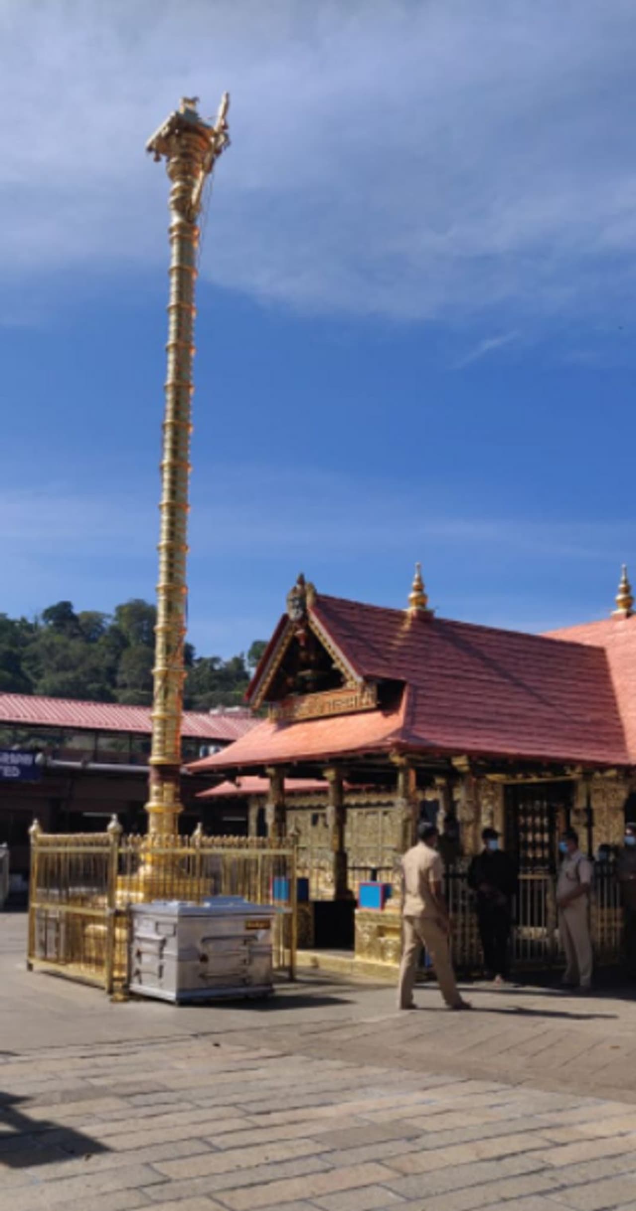 <p>കോടതി വിധിയുമായി ബന്ധപ്പെട്ട വിവാദങ്ങള്ക്ക് തിരശ്ശീല വീണിരിക്കുന്നു. യുവതീപ്രവേശനവുമായി ബന്ധപ്പെട്ട ബഹളങ്ങളും ഇന്നിവിടെയില്ല. ശബരിമലയില് ആളും ആരവവും ഒഴിഞ്ഞിരിക്കുന്നു. </p> <p>കോടതി വിധിയുമായി ബന്ധപ്പെട്ട വിവാദങ്ങള്ക്ക് തിരശ്ശീല വീണിരിക്കുന്നു. യുവതീപ്രവേശനവുമായി ബന്ധപ്പെട്ട ബഹളങ്ങളും ഇന്നിവിടെയില്ല. ശബരിമലയില് ആളും ആരവവും ഒഴിഞ്ഞിരിക്കുന്നു. </p>