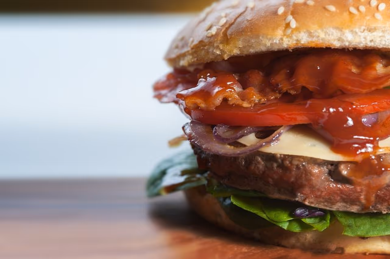 <p>ನೀವು ಅನಾರೋಗ್ಯದಿಂದ ಬಳಲುತ್ತಿರುವಾಗ ನೀವು ಸೂಕ್ತ ಆಹಾರವನ್ನು ಸೇವಿಸುವುದಕ್ಕಿಂದ ಉತ್ತಮವಾದದ್ದೇನೂ ಇಲ್ಲ. ಕಂಫರ್ಟ್ ಫುಡ್ಸ್ ನಮ್ಮ ಆತ್ಮವನ್ನು ಹಿತಗೊಳಿಸಲು ಮತ್ತು ನಮ್ಮ ಉತ್ಸಾಹವನ್ನು ಹೆಚ್ಚಿಸಲು ಸಹಾಯ ಮಾಡುತ್ತದೆ. ಆದರೆ ಇಷ್ಟದ ಆಹಾರಗಳು ರೋಗ ಹೆಚ್ಚಿಸಿ ಆರೋಗ್ಯ ಇನ್ನಷ್ಟು ಹದಗೆಡಿಸಬಹುದು.</p>