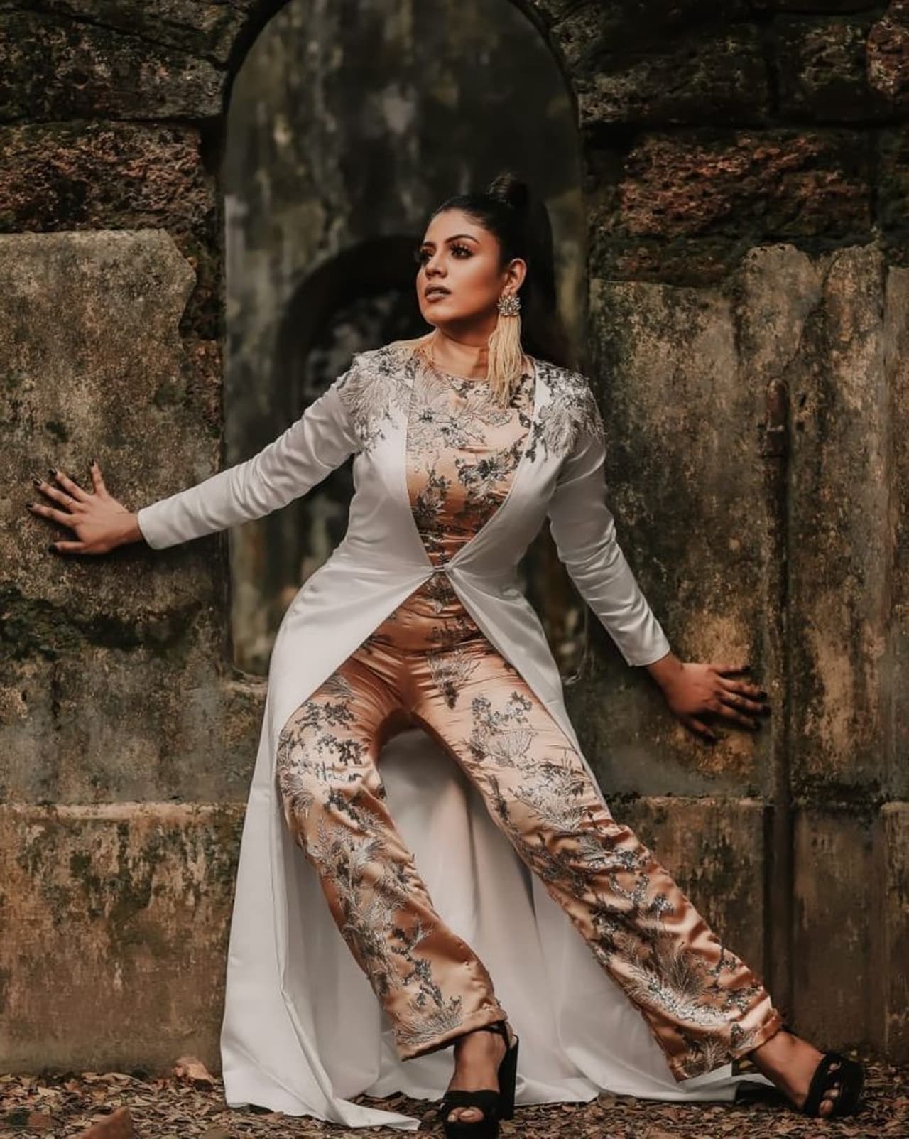 <p>மலையாள படங்களில் நடித்து வந்த இனியா, 'வாகை சூடவா' படம் மூலம் தமிழில் அறிமுகமானார். சற்குணம் இயக்கிய அந்தப் படத்தில் விமல் ஹீரோவாக நடித்திருந்தார். </p> <p>மலையாள படங்களில் நடித்து வந்த இனியா, 'வாகை சூடவா' படம் மூலம் தமிழில் அறிமுகமானார். சற்குணம் இயக்கிய அந்தப் படத்தில் விமல் ஹீரோவாக நடித்திருந்தார். </p>