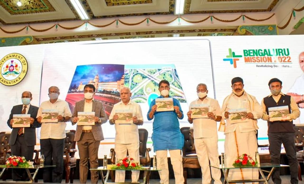 <p>ಬೆಂಗಳೂರು ನಗರದ ವ್ಯಾಪ್ತಿ ಹೆಚ್ಚಾಗುತ್ತಿದ್ದು, ವಾಹನ ದಟ್ಟಣೆಯೂ ಹೆಚ್ಚಿದೆ. ಸಂಚಾರ ದಟ್ಟಣೆ ಬೆಂಗಳೂರಿಗರು ಎದುರಿಸುತ್ತಿರುವ ದೊಡ್ಡ ಸವಾಲಾಗಿದೆ. ಸಾರ್ವಜನಿಕ ಸಾರಿಗೆ ಬಳಕೆಗೆ ಉತ್ತೇಜನ ನೀಡಲು ಆದ್ಯತೆ ನೀಡಲಾಗಿದೆ. ಅತ್ಯುತ್ತಮ ರಸ್ತೆಗಳ ಅಭಿವೃದ್ಧಿ ಮತ್ತು ಸಂಚಾರ ವ್ಯವಸ್ಥೆಯಲ್ಲಿ ತಂತ್ರಜ್ಞಾನದ ಬಳಕೆಯ ಮೂಲಕ ಮುಂದಿನ ದಿನದಲ್ಲಿ ಸುಗಮ ಸಂಚಾರ ವ್ಯವಸ್ಥೆ ರೂಪಿಸಲು ಉದ್ದೇಶಿಸಲಾಗಿದೆ. 12 ಅತಿ ದಟ್ಟಣೆಯ ರಸ್ತೆಗಳನ್ನು ಗುರುತಿಸಿ ಒಟ್ಟು 190 ಕಿ.ಮೀ.ಉದ್ದದ ರಸ್ತೆಗಳನ್ನು ಮೇಲ್ದರ್ಜೆಗೇರಿಸಿ, ಅತ್ಯುತ್ತಮ ನಿರ್ವಹಣೆ ಮಾಡುವ ಯೋಜನೆಯನ್ನು ಕರ್ನಾಟಕ ರಸ್ತೆ ಅಭಿವೃದ್ಧಿ ಮೂಲಕ ಮೂಲಕ ತ್ವರಿತವಾಗಿ ಅನುಷ್ಠಾನಗೊಳಿಸಲು ಉದ್ದೇಶಿಸಲಾಗಿದೆ.</p> <p>ಬೆಂಗಳೂರು ನಗರದ ವ್ಯಾಪ್ತಿ ಹೆಚ್ಚಾಗುತ್ತಿದ್ದು, ವಾಹನ ದಟ್ಟಣೆಯೂ ಹೆಚ್ಚಿದೆ. ಸಂಚಾರ ದಟ್ಟಣೆ ಬೆಂಗಳೂರಿಗರು ಎದುರಿಸುತ್ತಿರುವ ದೊಡ್ಡ ಸವಾಲಾಗಿದೆ. ಸಾರ್ವಜನಿಕ ಸಾರಿಗೆ ಬಳಕೆಗೆ ಉತ್ತೇಜನ ನೀಡಲು ಆದ್ಯತೆ ನೀಡಲಾಗಿದೆ. ಅತ್ಯುತ್ತಮ ರಸ್ತೆಗಳ ಅಭಿವೃದ್ಧಿ ಮತ್ತು ಸಂಚಾರ ವ್ಯವಸ್ಥೆಯಲ್ಲಿ ತಂತ್ರಜ್ಞಾನದ ಬಳಕೆಯ ಮೂಲಕ ಮುಂದಿನ ದಿನದಲ್ಲಿ ಸುಗಮ ಸಂಚಾರ ವ್ಯವಸ್ಥೆ ರೂಪಿಸಲು ಉದ್ದೇಶಿಸಲಾಗಿದೆ. 12 ಅತಿ ದಟ್ಟಣೆಯ ರಸ್ತೆಗಳನ್ನು ಗುರುತಿಸಿ ಒಟ್ಟು 190 ಕಿ.ಮೀ.ಉದ್ದದ ರಸ್ತೆಗಳನ್ನು ಮೇಲ್ದರ್ಜೆಗೇರಿಸಿ, ಅತ್ಯುತ್ತಮ ನಿರ್ವಹಣೆ ಮಾಡುವ ಯೋಜನೆಯನ್ನು ಕರ್ನಾಟಕ ರಸ್ತೆ ಅಭಿವೃದ್ಧಿ ಮೂಲಕ ಮೂಲಕ ತ್ವರಿತವಾಗಿ ಅನುಷ್ಠಾನಗೊಳಿಸಲು ಉದ್ದೇಶಿಸಲಾಗಿದೆ.</p>