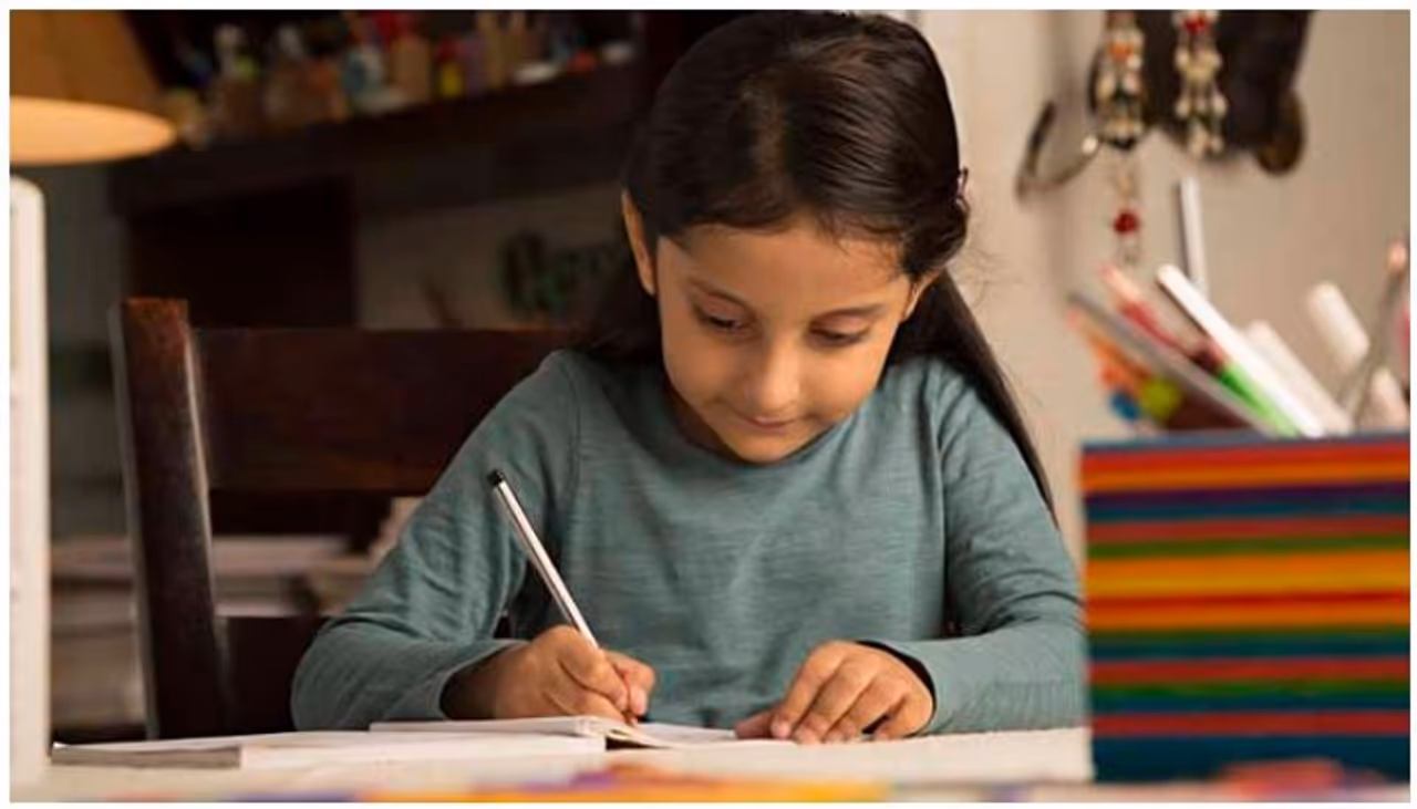 <p>ಸ್ಟಡಿ ರೂಮಿನ ವಾಸ್ತು ಸರಿ ಇಲ್ಲದೆ ಇದ್ದರೆ ಮಕ್ಕಳ ಅಧ್ಯಯನದಲ್ಲಿ ಏಕಾಗ್ರತೆಯ ಕೊರತೆ, ನಿರಾಸಕ್ತಿಯಂತಹ ಸಮಸ್ಯೆಗಳು ಉಂಟಾಗುತ್ತವೆ. ವಾಸ್ತು ಶಾಸ್ತ್ರದ ಸ್ಟಡಿ ರೂಮ್ ಹೇಗಿರಬೇಕು? ಎಲ್ಲಿರಬೇಕು ಎಂಬ ಮಾಹಿತಿ ಇದೆ ತಿಳಿಯಿರಿ... </p> <p>ಸ್ಟಡಿ ರೂಮಿನ ವಾಸ್ತು ಸರಿ ಇಲ್ಲದೆ ಇದ್ದರೆ ಮಕ್ಕಳ ಅಧ್ಯಯನದಲ್ಲಿ ಏಕಾಗ್ರತೆಯ ಕೊರತೆ, ನಿರಾಸಕ್ತಿಯಂತಹ ಸಮಸ್ಯೆಗಳು ಉಂಟಾಗುತ್ತವೆ. ವಾಸ್ತು ಶಾಸ್ತ್ರದ ಸ್ಟಡಿ ರೂಮ್ ಹೇಗಿರಬೇಕು? ಎಲ್ಲಿರಬೇಕು ಎಂಬ ಮಾಹಿತಿ ಇದೆ ತಿಳಿಯಿರಿ... </p>