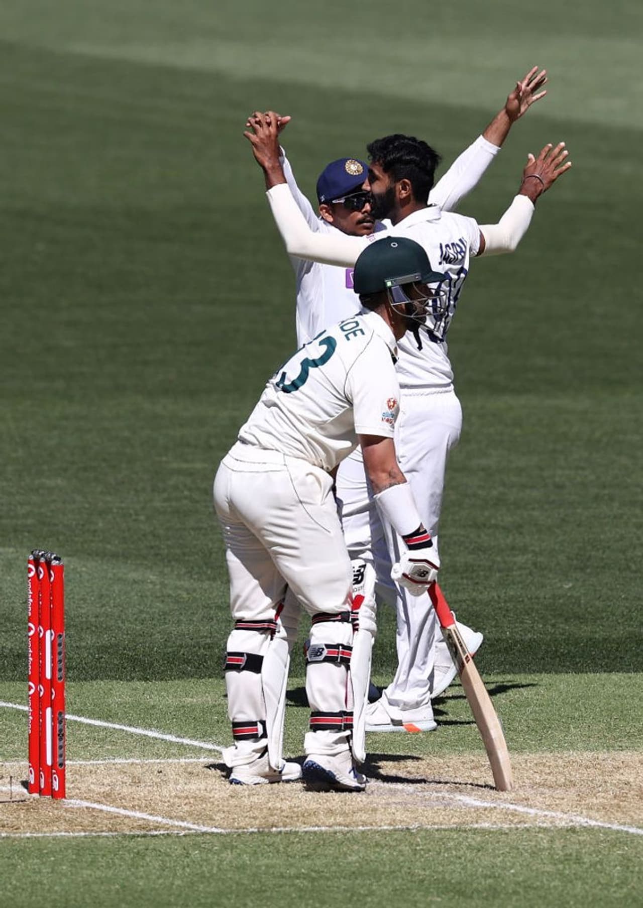 <p>టాస్ గెలిచి బ్యాటింగ్ ప్రారంభించిన ఆస్ట్రేలియా, జస్ప్రిత్ బుమ్రా మొదటి షాక్ ఇచ్చాడు.</p> <p>టాస్ గెలిచి బ్యాటింగ్ ప్రారంభించిన ఆస్ట్రేలియా, జస్ప్రిత్ బుమ్రా మొదటి షాక్ ఇచ్చాడు.</p>