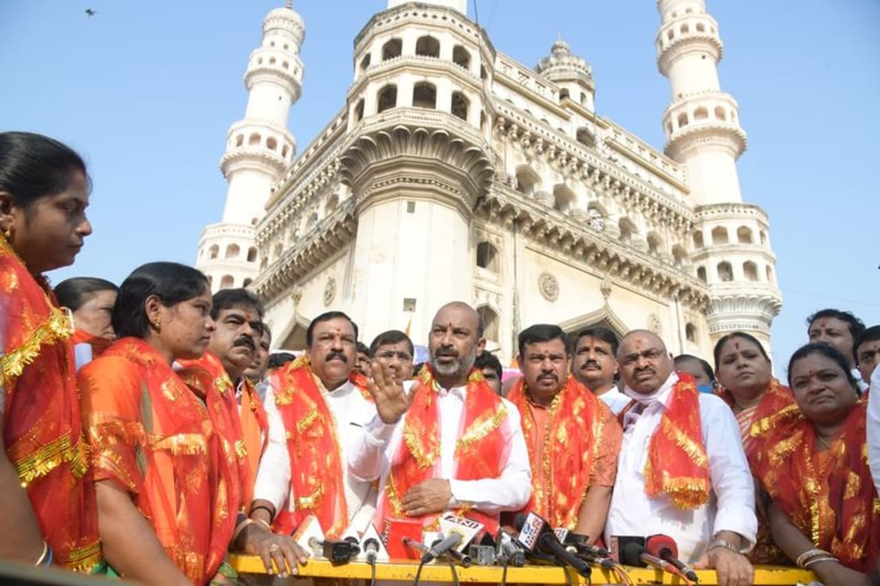 <p>పాతబస్తీ భాగ్యలక్ష్మి ఆలయం వద్ద బిజెపి కార్పోరేటర్లతో బండి సంజయ్ </p> <p>పాతబస్తీ భాగ్యలక్ష్మి ఆలయం వద్ద బిజెపి కార్పోరేటర్లతో బండి సంజయ్ </p>