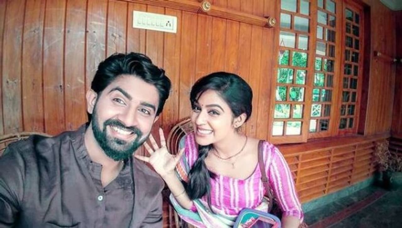 <p>நந்தினி, சாக்லேட், 'கண்ணான கண்ணே' உள்ளிட்ட பல சீரியல்களில் நடித்து பிரபலமானவர் ராகுல் ரவி. இவருக்கு விரைவில் திருமணம் நடைபெற உள்ள தகவலை அவரே இன்ஸ்டாகிராம் பக்கத்தில் உறுதிப்படுத்தியுள்ளார்.</p> <p>நந்தினி, சாக்லேட், 'கண்ணான கண்ணே' உள்ளிட்ட பல சீரியல்களில் நடித்து பிரபலமானவர் ராகுல் ரவி. இவருக்கு விரைவில் திருமணம் நடைபெற உள்ள தகவலை அவரே இன்ஸ்டாகிராம் பக்கத்தில் உறுதிப்படுத்தியுள்ளார்.</p>