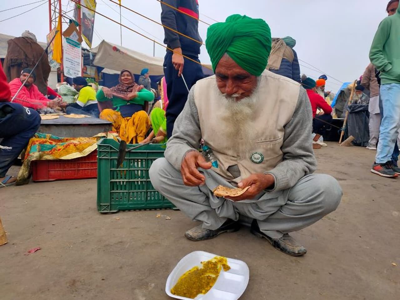 <p>ഗാസിപ്പൂര് അതിര്ത്തിയില് ഫ്ലൈഓവറിന് താഴെയും സിംഗു, തിക്രി അതിര്ത്തികളിലുമായി കഴിഞ്ഞ 23 ദിവസമായി റോഡ് ഉപരോധിച്ച് നടക്കുന്ന കര്ഷകരുടെ സമത്തിലേക്ക് കൂടുതല് കര്ഷകര് എത്തികൊണ്ടിരിക്കുകയാണ്. ദില്ലിക്ക് പറപ്പെടുന്നതിനിടെ പൊലീസ് തടഞ്ഞതിനാല് രാജസ്ഥാനിലെയും ഹരിയാനയിലെയും പാതയേരങ്ങളില് കര്ഷകര് സമരം തുടരുന്നു. കൊടും തണുപ്പിലും റോഡരികില് പന്തല്കെട്ടി പാ വിരിച്ച് വെറും നിലത്താണ് കര്ഷകര് കിടന്നുറങ്ങുന്നത്. </p> <p>ഗാസിപ്പൂര് അതിര്ത്തിയില് ഫ്ലൈഓവറിന് താഴെയും സിംഗു, തിക്രി അതിര്ത്തികളിലുമായി കഴിഞ്ഞ 23 ദിവസമായി റോഡ് ഉപരോധിച്ച് നടക്കുന്ന കര്ഷകരുടെ സമത്തിലേക്ക് കൂടുതല് കര്ഷകര് എത്തികൊണ്ടിരിക്കുകയാണ്. ദില്ലിക്ക് പറപ്പെടുന്നതിനിടെ പൊലീസ് തടഞ്ഞതിനാല് രാജസ്ഥാനിലെയും ഹരിയാനയിലെയും പാതയേരങ്ങളില് കര്ഷകര് സമരം തുടരുന്നു. കൊടും തണുപ്പിലും റോഡരികില് പന്തല്കെട്ടി പാ വിരിച്ച് വെറും നിലത്താണ് കര്ഷകര് കിടന്നുറങ്ങുന്നത്. </p>