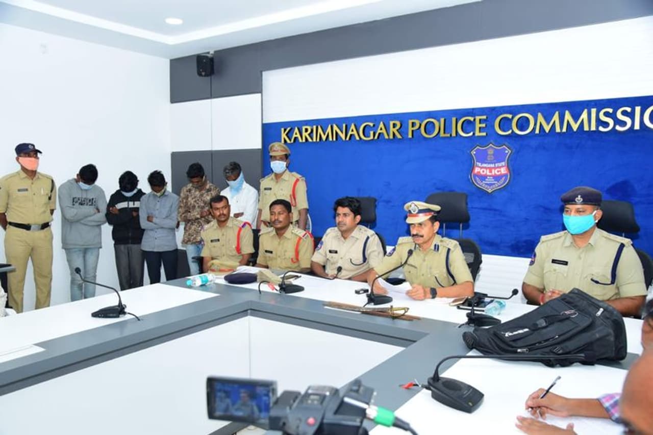 <p>గత మంగళవారం రాత్రి సమయంలో ఊటూరు ఎస్‌బిఐ బ్యాంకులో దుండగులు దొంగతనానికి ప్రయత్నించి విఫలమైన విషయం తెలిసిందే. బ్యాంకు &nbsp;తాళాలు పగలగొట్టి లోపలికి ప్రవేశించి డబ్బులు దొంగిలించడానికి విశ్వప్రయత్నం చేసినా డబ్బులు మాత్రం దోచుకోలేకపోయారు. ఈ నేరాన్ని తీవ్రంగా పరిగణించిన సిపి కమలాసన్ రెడ్డి బ్యాంకును సందర్శించి అడిషనల్ ప్రత్యేకమైన టీమును ఏర్పాటు చేయడం జరిగింది. ఈ టీం 24 గంటల్లో నిందితులను గుర్తించి అరెస్టు చేశారు.</p>