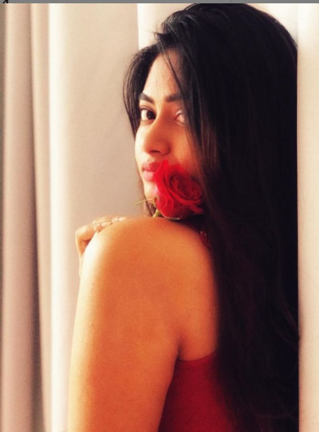 <p>ചുവന്ന വസ്ത്രം അണിഞ്ഞ്, കെെയ്യിലൊരു റോസാപൂവുമായാണ് ശാലിന് എത്തിയിരിക്കുന്നത്. </p> <p>ചുവന്ന വസ്ത്രം അണിഞ്ഞ്, കെെയ്യിലൊരു റോസാപൂവുമായാണ് ശാലിന് എത്തിയിരിക്കുന്നത്. </p>