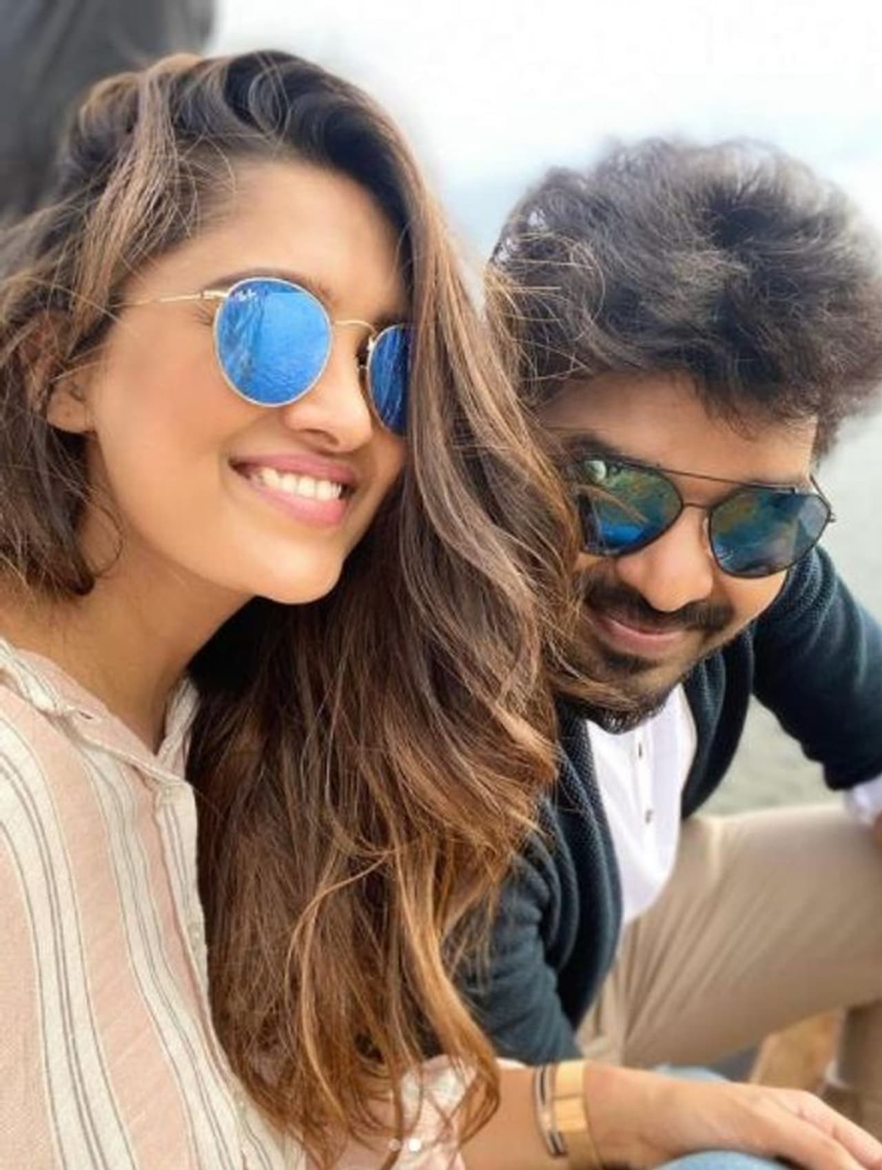 <p>இருவர் முகத்திலும் பளீச் சிரிப்பு </p> <p>இருவர் முகத்திலும் பளீச் சிரிப்பு </p>