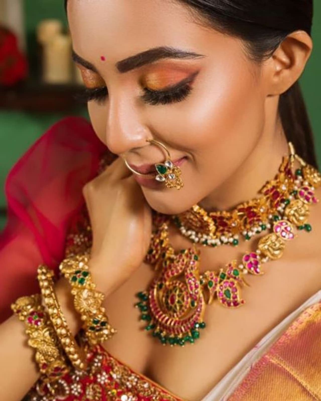 <p>வெக்க புன்னகையில் பார்வதி நாயர்&nbsp;</p>