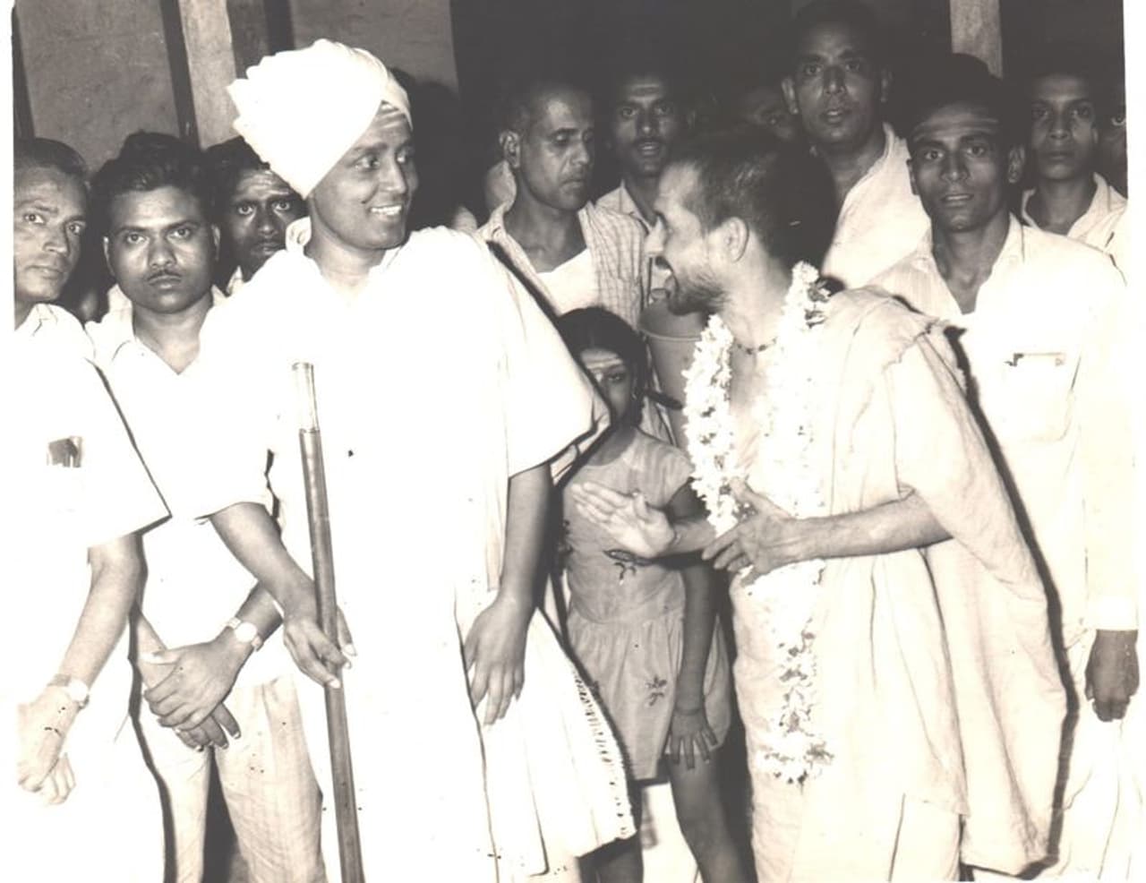 <p>ಶಿಕ್ಷಣ ಕ್ಷೇತ್ರ ತೆರೆಯುವ ಮೂಲಕ ಅಸಂಖ್ಯಾತ ಮಕ್ಕಳ ಅಕ್ಷರ ನಿಧಿಯಾಗಿರುವ ಶ್ರೀಗಳು, ಸದಾ ರೈತಪರವಾದ ವಿಚಾರಧಾರೆ ಹೊಂದಿ ಸಾವಯವ ಕೃಷಿಗೆ ಉತ್ತೇಜನ ನೀಡಿ, ಮಣ್ಣಿನ ಸಂರಕ್ಷಣೆ ಕುರಿತು ಕಾರ್ಯಕ್ರಮ ಹಮ್ಮಿಕೊಂಡು ರೈತರಲ್ಲಿ ಜಾಗೃತಿ ಮೂಡಿಸುತ್ತಿದ್ದಾರೆ. </p> <p>ಶಿಕ್ಷಣ ಕ್ಷೇತ್ರ ತೆರೆಯುವ ಮೂಲಕ ಅಸಂಖ್ಯಾತ ಮಕ್ಕಳ ಅಕ್ಷರ ನಿಧಿಯಾಗಿರುವ ಶ್ರೀಗಳು, ಸದಾ ರೈತಪರವಾದ ವಿಚಾರಧಾರೆ ಹೊಂದಿ ಸಾವಯವ ಕೃಷಿಗೆ ಉತ್ತೇಜನ ನೀಡಿ, ಮಣ್ಣಿನ ಸಂರಕ್ಷಣೆ ಕುರಿತು ಕಾರ್ಯಕ್ರಮ ಹಮ್ಮಿಕೊಂಡು ರೈತರಲ್ಲಿ ಜಾಗೃತಿ ಮೂಡಿಸುತ್ತಿದ್ದಾರೆ. </p>