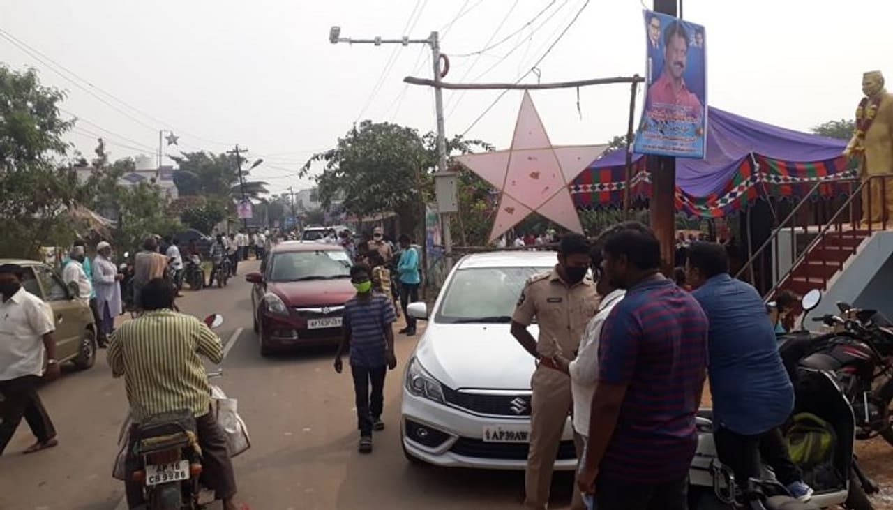 <p>కృష్ణా జిల్లా వైసీపీలో కుమ్ములాటలు మొదలయ్యాయి. గన్నవరం కేసరపల్లిలో ఇరు వర్గాల మధ్య ఘర్షణ జరిగింది. ఈ ఘర్షణలో పలువురికి గాయాలయ్యాయి.</p> <p>కృష్ణా జిల్లా వైసీపీలో కుమ్ములాటలు మొదలయ్యాయి. గన్నవరం కేసరపల్లిలో ఇరు వర్గాల మధ్య ఘర్షణ జరిగింది. ఈ ఘర్షణలో పలువురికి గాయాలయ్యాయి.</p>