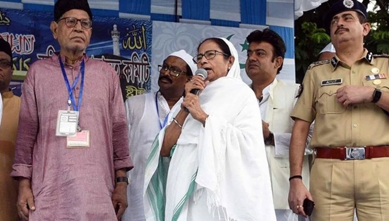 <p> ಪಶ್ಚಿಮ ಬಂಗಾಳದಲ್ಲಿ ಮಮತಾ ಬ್ಯಾನರ್ಜಿ ಕಟ್ಟಿದ್ದ ಭದ್ರಕೋಟೆ ಇದೀಗ ಛಿದ್ರವಾಗುವ ಲಕ್ಷಣಗಳು ಕಾಣಿಸುತ್ತಿದೆ. ತೃಣಮೂಲ ಕಾಂಗ್ರೆಸ್ ಪಕ್ಷದ ನಾಯಕರು ಇದೀಗ ಬಿಜೆಪಿಯತ್ತ ಮುಖ ಮಾಡುತ್ತಿದ್ದಾರೆ. </p> <p> ಪಶ್ಚಿಮ ಬಂಗಾಳದಲ್ಲಿ ಮಮತಾ ಬ್ಯಾನರ್ಜಿ ಕಟ್ಟಿದ್ದ ಭದ್ರಕೋಟೆ ಇದೀಗ ಛಿದ್ರವಾಗುವ ಲಕ್ಷಣಗಳು ಕಾಣಿಸುತ್ತಿದೆ. ತೃಣಮೂಲ ಕಾಂಗ್ರೆಸ್ ಪಕ್ಷದ ನಾಯಕರು ಇದೀಗ ಬಿಜೆಪಿಯತ್ತ ಮುಖ ಮಾಡುತ್ತಿದ್ದಾರೆ. </p>