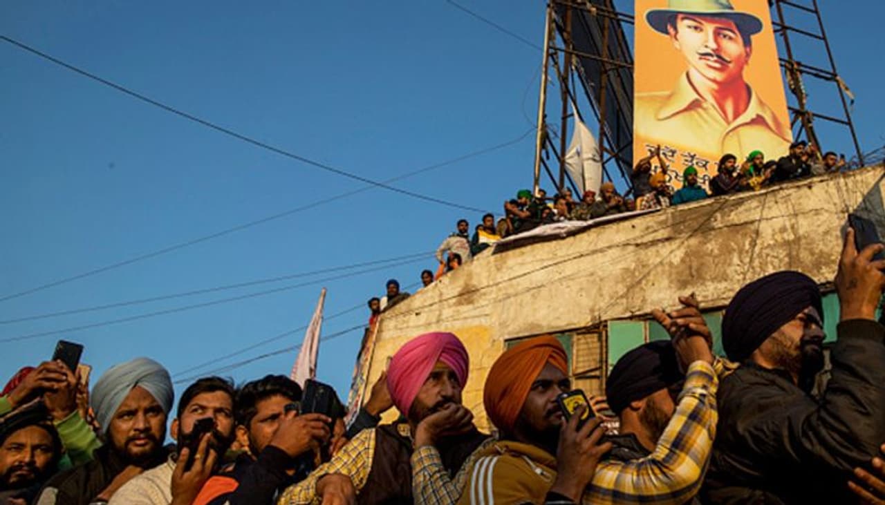 <p>Farmers participate in a protest at the Delhi Singhu border on December 18, 2020 in Delhi, India. Hundreds of thousands of farmers from surrounding states have been protesting on the outskirts of Delhi for weeks, blockading highways leading to the capital. Farmers say they are protesting against laws that deregulate the sale of crops, which they say will put them at risk of losing their livelihoods and land to big corporations. The government has said that the reforms are necessary to improve the efficiency of the agricultural sector, which is heavily dependent on government subsidies to survive. (Photo by Anindito Mukherjee/Getty Images)</p> <p>Farmers participate in a protest at the Delhi Singhu border on December 18, 2020 in Delhi, India. Hundreds of thousands of farmers from surrounding states have been protesting on the outskirts of Delhi for weeks, blockading highways leading to the capital. Farmers say they are protesting against laws that deregulate the sale of crops, which they say will put them at risk of losing their livelihoods and land to big corporations. The government has said that the reforms are necessary to improve the efficiency of the agricultural sector, which is heavily dependent on government subsidies to survive. (Photo by Anindito Mukherjee/Getty Images)</p>