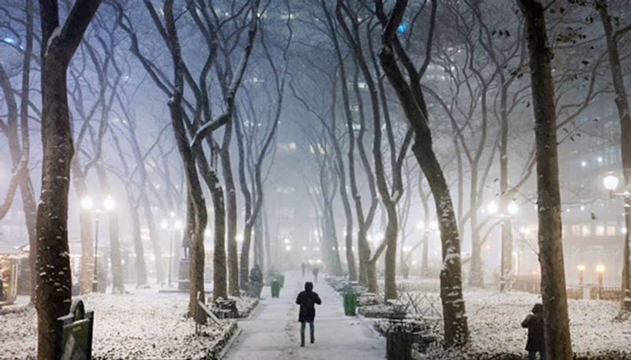 <p><strong>ಚಳಿಗಾಲದಲ್ಲಿ ಮೊಸರು ಹೊಂದಿಸುವುದು ಏಕೆ ಕಷ್ಟ?</strong><br />ಸಾಮಾನ್ಯವಾಗಿ ತಾಪಮಾನದಲ್ಲಿ ಉಷ್ಣಾಂಶ ಇಳಿಕೆಯಾದರೆ ಹಾಲು ಹೆಪ್ಪಾಗುವುದು ಕಷ್ಟ. ಚಳಿಗಾಲದ ಉಷ್ಣತೆಯು ಬೆಚ್ಚಗಿನ ಹಾಲನ್ನು ಶೀಘ್ರವಾಗಿ ತಂಪಾಗಿಸುವಷ್ಟು ತಂಪಾಗಿರುತ್ತದೆ, ಇದು ಹೆಪ್ಪಾಗುವ ಪ್ರಕ್ರಿಯೆಗೆ ಅಡ್ಡಿಯುಂಟುಮಾಡುತ್ತದೆ. ಅದಕ್ಕಾಗಿಯೇ ಮೊಸರಿನ ಪಾತ್ರೆಯ ಸುತ್ತ ಟವೆಲ್ ಅಥವಾ ಬಟ್ಟೆಯನ್ನು ಸುತ್ತಿ, ಹಾಲಿನ ಬಿಸಿಯನ್ನು ದೀರ್ಘಕಾಲದವರೆಗೆ ಉಳಿಸಿಕೊಳ್ಳುವುದನ್ನು ನೋಡಿರಬಹುದು. ಬೇಸಿಗೆಯಲ್ಲಿ, ಇದು ಕೇವಲ 5 7 ಗಂಟೆಗಳನ್ನು ತೆಗೆದುಕೊಳ್ಳುತ್ತದೆ, ಆದರೆ ಚಳಿಗಾಲದಲ್ಲಿ ಇದು 12 ಗಂಟೆಗಳನ್ನು ತೆಗೆದುಕೊಳ್ಳಬಹುದು.</p> <p><strong>ಚಳಿಗಾಲದಲ್ಲಿ ಮೊಸರು ಹೊಂದಿಸುವುದು ಏಕೆ ಕಷ್ಟ?</strong><br />ಸಾಮಾನ್ಯವಾಗಿ ತಾಪಮಾನದಲ್ಲಿ ಉಷ್ಣಾಂಶ ಇಳಿಕೆಯಾದರೆ ಹಾಲು ಹೆಪ್ಪಾಗುವುದು ಕಷ್ಟ. ಚಳಿಗಾಲದ ಉಷ್ಣತೆಯು ಬೆಚ್ಚಗಿನ ಹಾಲನ್ನು ಶೀಘ್ರವಾಗಿ ತಂಪಾಗಿಸುವಷ್ಟು ತಂಪಾಗಿರುತ್ತದೆ, ಇದು ಹೆಪ್ಪಾಗುವ ಪ್ರಕ್ರಿಯೆಗೆ ಅಡ್ಡಿಯುಂಟುಮಾಡುತ್ತದೆ. ಅದಕ್ಕಾಗಿಯೇ ಮೊಸರಿನ ಪಾತ್ರೆಯ ಸುತ್ತ ಟವೆಲ್ ಅಥವಾ ಬಟ್ಟೆಯನ್ನು ಸುತ್ತಿ, ಹಾಲಿನ ಬಿಸಿಯನ್ನು ದೀರ್ಘಕಾಲದವರೆಗೆ ಉಳಿಸಿಕೊಳ್ಳುವುದನ್ನು ನೋಡಿರಬಹುದು. ಬೇಸಿಗೆಯಲ್ಲಿ, ಇದು ಕೇವಲ 5 7 ಗಂಟೆಗಳನ್ನು ತೆಗೆದುಕೊಳ್ಳುತ್ತದೆ, ಆದರೆ ಚಳಿಗಾಲದಲ್ಲಿ ಇದು 12 ಗಂಟೆಗಳನ್ನು ತೆಗೆದುಕೊಳ್ಳಬಹುದು.</p>