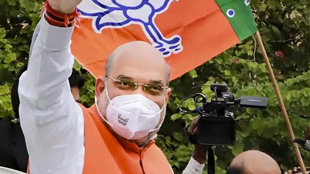 <p>அடுத்த ஆண்டு சட்டமன்ற தேர்தல் நடைபெறவுள்ள தமிழகம் மற்றும் மேற்கு வங்கம் ஆகிய 2 மாநிலங்களிலும் ஆட்சியை பிடிக்க அல்லது ஆட்சியில் அங்கம் வகிக்க பாஜக தீவிரமாக உள்ளது. அந்தவகையில், இந்த 2 மாநிலங்களிலுமே பாஜக தேர்தல் பணிகளை தீவிரமாக மேற்கொண்டுவருகிறது. அதன் ஒருபகுதியாக, மேற்கு வங்கத்திற்கு 2 நாட்கள் சுற்றுப்பயணமாக நேற்று சென்றார் மத்திய உள்துறை அமைச்சர் அமித் ஷா. அவருக்கு கொல்கத்தாவில் பாஜக தொண்டர்களும் நிர்வாகிகளும் உற்சாக வரவேற்பளித்தனர்.<br /> </p> <p>அடுத்த ஆண்டு சட்டமன்ற தேர்தல் நடைபெறவுள்ள தமிழகம் மற்றும் மேற்கு வங்கம் ஆகிய 2 மாநிலங்களிலும் ஆட்சியை பிடிக்க அல்லது ஆட்சியில் அங்கம் வகிக்க பாஜக தீவிரமாக உள்ளது. அந்தவகையில், இந்த 2 மாநிலங்களிலுமே பாஜக தேர்தல் பணிகளை தீவிரமாக மேற்கொண்டுவருகிறது. அதன் ஒருபகுதியாக, மேற்கு வங்கத்திற்கு 2 நாட்கள் சுற்றுப்பயணமாக நேற்று சென்றார் மத்திய உள்துறை அமைச்சர் அமித் ஷா. அவருக்கு கொல்கத்தாவில் பாஜக தொண்டர்களும் நிர்வாகிகளும் உற்சாக வரவேற்பளித்தனர்.<br /> </p>