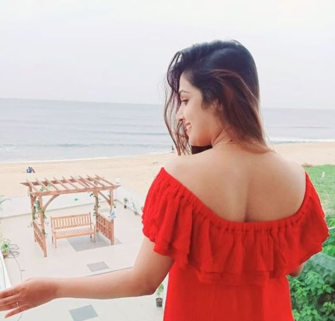 <p>சிவப்பு உடையில் செம்ம ஹாட்&nbsp;</p>