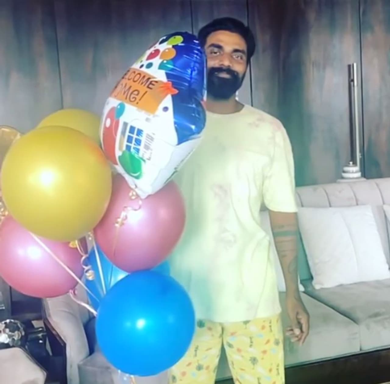 <p>ഞാൻ തിരിച്ചെത്തിയെന്നാണ് റെമോ ഫോട്ടോകള്‍ പങ്കുവെച്ച് എഴുതിയിരിക്കുന്നത്.</p>