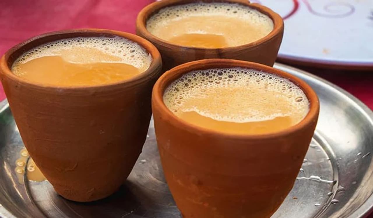 <p>ಕೊರೊನಾ ಅವಧಿಯಲ್ಲಿ ಬೆಲ್ಲದ ಸೇವನೆಯನ್ನು ರೋಗನಿರೋಧಕ ಶಕ್ತಿ ಬಲಗೊಳಿಸಲು ಸಾಕಷ್ಟು ಒಳ್ಳೆಯದು ಎಂದು ಪರಿಗಣಿಸಲಾಗಿದೆ. ಚಳಿಗಾಲದಲ್ಲಿ ಮನೆಯಲ್ಲಿಯೇ ಬೆಲ್ಲದ ಟೀಯನ್ನು ಹೇಗೆ ಸುಲಭವಾಗಿ ತಯಾರಿಸಬಹುದು ಮತ್ತು ಇದರಿಂದ ಆಗುವ ಪ್ರಯೋಜನಗಳು ಯಾವುವು ಎಂಬುದನ್ನು ತಿಳಿಸುತ್ತೇವೆ... </p> <p>ಕೊರೊನಾ ಅವಧಿಯಲ್ಲಿ ಬೆಲ್ಲದ ಸೇವನೆಯನ್ನು ರೋಗನಿರೋಧಕ ಶಕ್ತಿ ಬಲಗೊಳಿಸಲು ಸಾಕಷ್ಟು ಒಳ್ಳೆಯದು ಎಂದು ಪರಿಗಣಿಸಲಾಗಿದೆ. ಚಳಿಗಾಲದಲ್ಲಿ ಮನೆಯಲ್ಲಿಯೇ ಬೆಲ್ಲದ ಟೀಯನ್ನು ಹೇಗೆ ಸುಲಭವಾಗಿ ತಯಾರಿಸಬಹುದು ಮತ್ತು ಇದರಿಂದ ಆಗುವ ಪ್ರಯೋಜನಗಳು ಯಾವುವು ಎಂಬುದನ್ನು ತಿಳಿಸುತ್ತೇವೆ... </p>