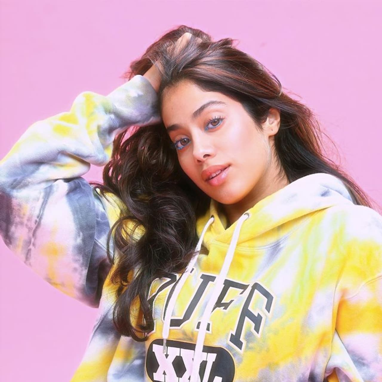 <p>ಸಾಕಷ್ಟು ಫ್ಯಾನ್‌ ಫಾಲೋವರ್ಸ್‌ ಗಳಿಸಿರುವ ಧಡಕ್‌ ಗರ್ಲ್‌ ಜಾನ್ವಿ ನಿಧಾನವಾಗಿ ಚಿತ್ರರಂಗದಲ್ಲಿ ತಮ್ಮ ಅಭಿನಯದ ಮೂಲಕ ಛಾಪು&nbsp;ಮೂಡಿಸುತ್ತಿದ್ದಾರೆ.&nbsp;</p>