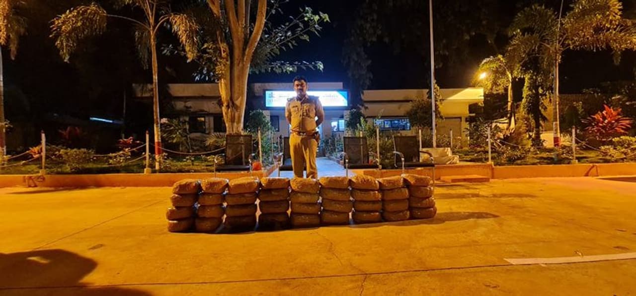 <p>ಎಸ್ಪಿ ಡಿ.ಎಲ್.ನಾಗೇಶ್ ಅವರ ಮಾರ್ಗದರ್ಶನದಲ್ಲಿ ಡಿವೈಎಸ್ಪಿ ಸೋಮಲಿಂಗ ಕುಂಬಾರ, ಸಿಪಿಐ ನ್ಯಾಮೇಗೌಡ, ಪಿಎಸ್ಐ ಗುರು ಪಾಟೀಲ್ ಮತ್ತು ಸಿಬ್ಬಂದಿಯಿಂದ ದಾಳಿ</p> <p>ಎಸ್ಪಿ ಡಿ.ಎಲ್.ನಾಗೇಶ್ ಅವರ ಮಾರ್ಗದರ್ಶನದಲ್ಲಿ ಡಿವೈಎಸ್ಪಿ ಸೋಮಲಿಂಗ ಕುಂಬಾರ, ಸಿಪಿಐ ನ್ಯಾಮೇಗೌಡ, ಪಿಎಸ್ಐ ಗುರು ಪಾಟೀಲ್ ಮತ್ತು ಸಿಬ್ಬಂದಿಯಿಂದ ದಾಳಿ</p>