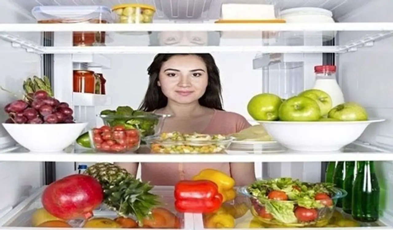 <p>ప్రస్తుత కాలంలో చాలమంది ఇంట్లో ఫ్రిడ్జ్ ఉపయోగిస్తున్నారు. అయితే ఎక్కువ మంది ఫ్రిడ్జ్లో ప్రతి కూరగాయలను, పండ్లను అందులో పెడుతుంటారు. చాలమంది ముందుగానే ఫుడ్ రెడీ చేసుకుని పాడవకుండ ఉండేందుకు.. అందులో ఉంచుకుని మళ్ళీ వేడి చేసుకుని తినడం చేస్తుంటారు.</p> <p>ప్రస్తుత కాలంలో చాలమంది ఇంట్లో ఫ్రిడ్జ్ ఉపయోగిస్తున్నారు. అయితే ఎక్కువ మంది ఫ్రిడ్జ్లో ప్రతి కూరగాయలను, పండ్లను అందులో పెడుతుంటారు. చాలమంది ముందుగానే ఫుడ్ రెడీ చేసుకుని పాడవకుండ ఉండేందుకు.. అందులో ఉంచుకుని మళ్ళీ వేడి చేసుకుని తినడం చేస్తుంటారు.</p>