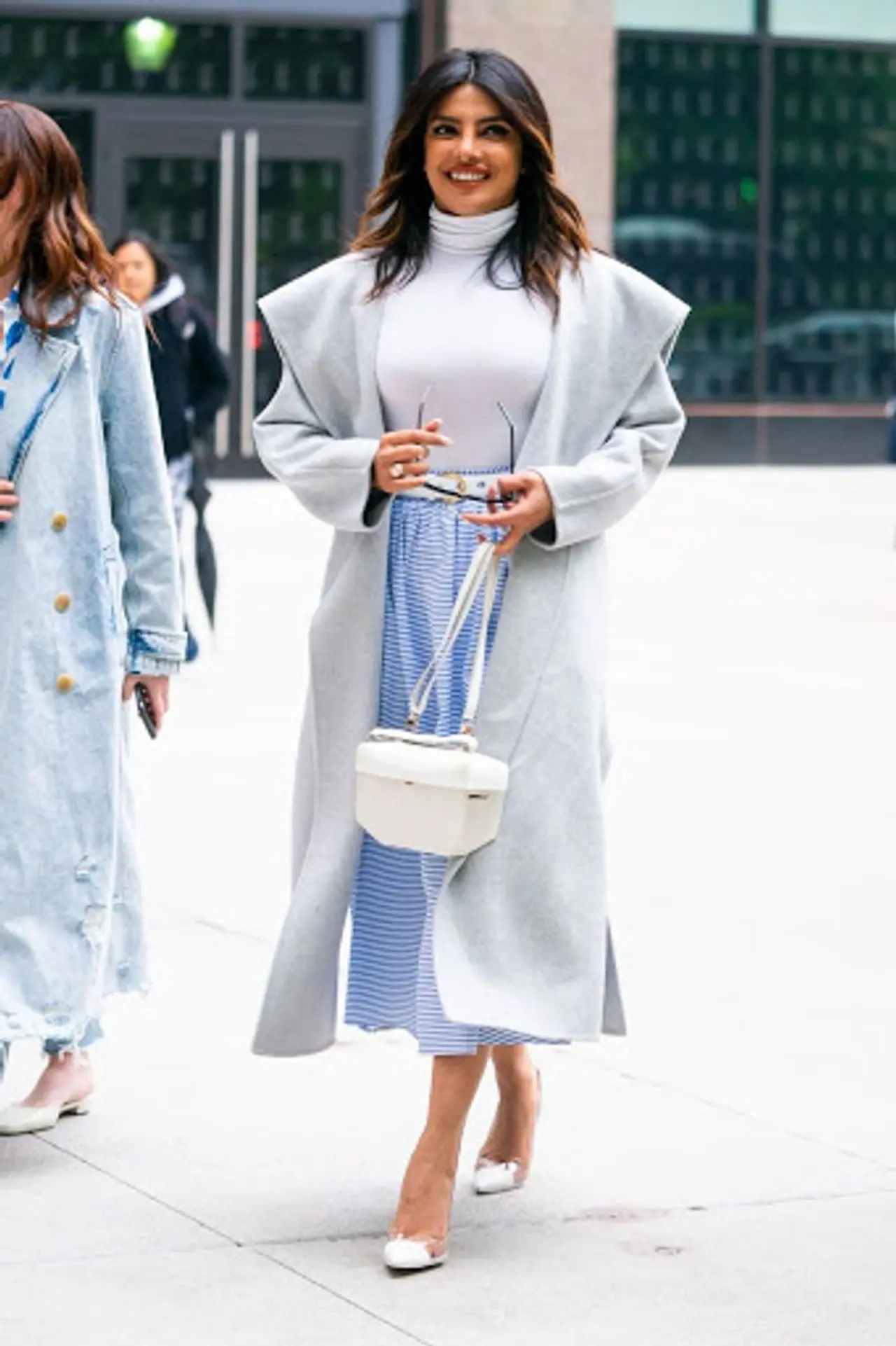 <p>ಚಳಿಗಾಲದಲ್ಲಿ ಲಾಂಗ್ ಕೋಟ್ ಧರಿಸಬೇಕೆಂದಿದ್ದರೆ ವ್ಯಕ್ತಿಯ ಎತ್ತರ ಮತ್ತು ವ್ಯಕ್ತಿತ್ವಕ್ಕೆ ಅನುಗುಣವಾಗಿ ಕೋಟ್ ಆಯ್ಕೆ ಮಾಡಿಕೊಳ್ಳಬೇಕು. ಕೋಟ್ ಧರಿಸುವ ಮೊದಲು, ಯಾವ ಕೋಟ್ ಶೈಲಿ ಸುಂದರವಾಗಿದೆ ಮತ್ತು ಅದನ್ನು ಹೇಗೆ ಧರಿಸಬಹುದು ಎಂಬುದನ್ನು ಗಮನದಲ್ಲಿಟ್ಟುಕೊಳ್ಳಬೇಕು.</p> <p>ಚಳಿಗಾಲದಲ್ಲಿ ಲಾಂಗ್ ಕೋಟ್ ಧರಿಸಬೇಕೆಂದಿದ್ದರೆ ವ್ಯಕ್ತಿಯ ಎತ್ತರ ಮತ್ತು ವ್ಯಕ್ತಿತ್ವಕ್ಕೆ ಅನುಗುಣವಾಗಿ ಕೋಟ್ ಆಯ್ಕೆ ಮಾಡಿಕೊಳ್ಳಬೇಕು. ಕೋಟ್ ಧರಿಸುವ ಮೊದಲು, ಯಾವ ಕೋಟ್ ಶೈಲಿ ಸುಂದರವಾಗಿದೆ ಮತ್ತು ಅದನ್ನು ಹೇಗೆ ಧರಿಸಬಹುದು ಎಂಬುದನ್ನು ಗಮನದಲ್ಲಿಟ್ಟುಕೊಳ್ಳಬೇಕು.</p>