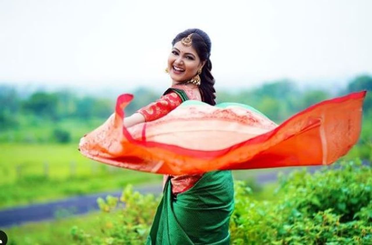 <p>சேலையை பறக்க விட்டு போஸ் கொடுக்கும் ப்ரியங்கா </p> <p>சேலையை பறக்க விட்டு போஸ் கொடுக்கும் ப்ரியங்கா </p>