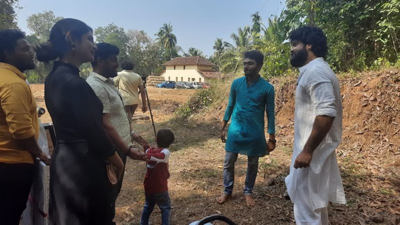 <p>ಚಾರ್ಲಿ 777 ಚಿತ್ರದ ಕ್ಲೈಮ್ಯಾಕ್ಸ್ ಶೂಟಿಂಗ್ ನಲ್ಲಿ ಬ್ಯುಸಿಯಾಗಿರುವ ರಕ್ಷಿತ್ ಶೆಟ್ಟಿ ಭಾನುವಾರ ಅಲೆವೂರಿನ ತಮ್ಮ ಕುಟುಂಬದ ದೊಡ್ಡ ಮನೆಯಲ್ಲಿ ನಡೆದ ಷಷ್ಠಿ ಕಾರ್ಯಕ್ರಮದ ವಿಶೇಷ ಪೂಜೆಯಲ್ಲಿ ಪಾಲ್ಗೊಂಡರು.</p>