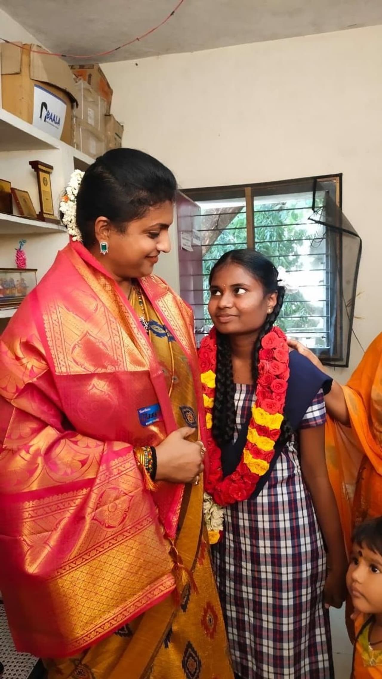 <p>ఫైర్ బ్రాండ్ ఎమ్మెల్యే రోజా తాజాగా మరోసారి తన మంచి మనసును చాటుకున్నారు. ఏపీ సీఎం జగన్ మోహన్ రెడ్డి జన్మదినమైన నేటిని అందుకు తేదీగా ఎంచుకొని తల్లిదండ్రులను కోల్పోయిన ఒక చిన్నారి జీవితంలో వెలుగులు నింపారు ఈ జబర్దస్త్ ఎమ్మెల్యే. </p> <p>ఫైర్ బ్రాండ్ ఎమ్మెల్యే రోజా తాజాగా మరోసారి తన మంచి మనసును చాటుకున్నారు. ఏపీ సీఎం జగన్ మోహన్ రెడ్డి జన్మదినమైన నేటిని అందుకు తేదీగా ఎంచుకొని తల్లిదండ్రులను కోల్పోయిన ఒక చిన్నారి జీవితంలో వెలుగులు నింపారు ఈ జబర్దస్త్ ఎమ్మెల్యే. </p>