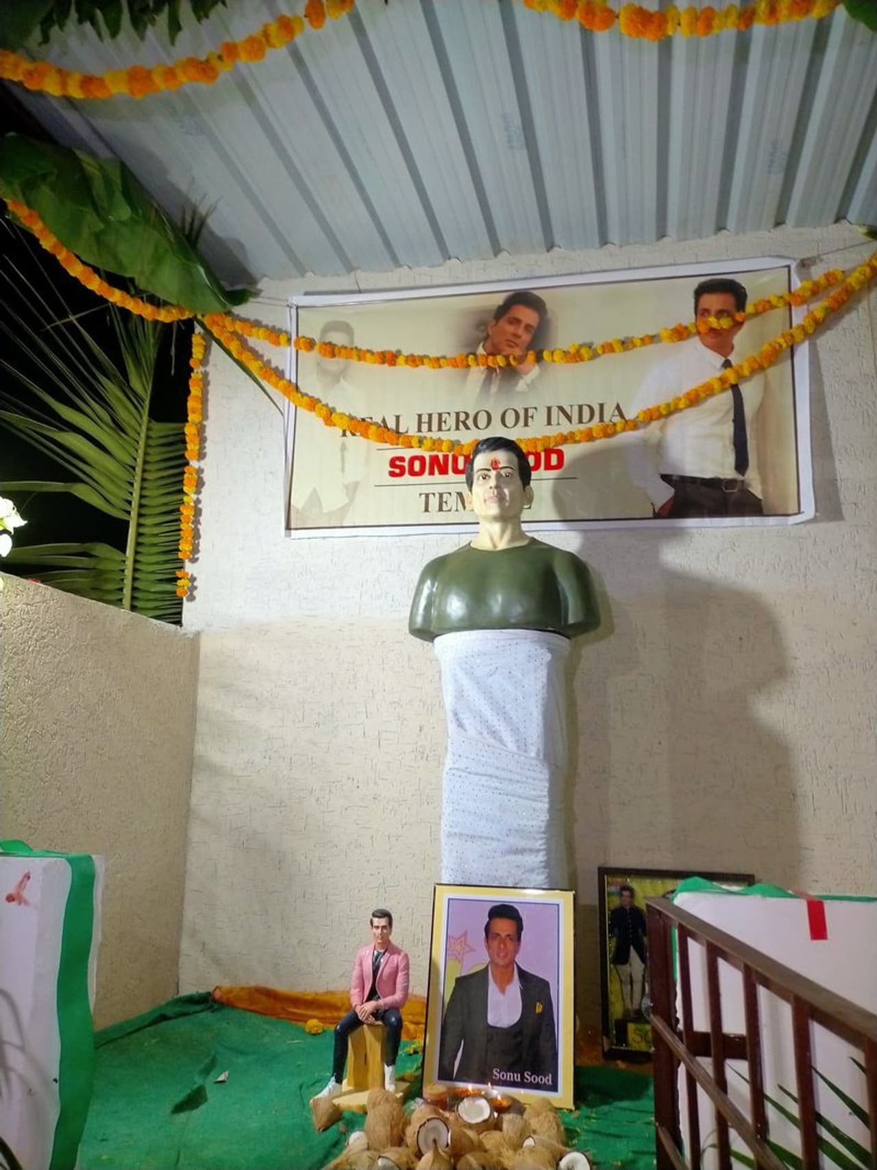 <p>அனுஷ்காவின் அருந்ததி, சிம்புவுடன் ஒஸ்தி உள்ளிட்ட படங்களில் வில்லன் நடிகராக வலம் வந்த சோனு சூட், திரையில் வில்லனாக இருந்தாலும் நிஜத்தில் &nbsp;ஹீரோ என்பதை நிரூபித்துவிட்டார்.&nbsp;</p>