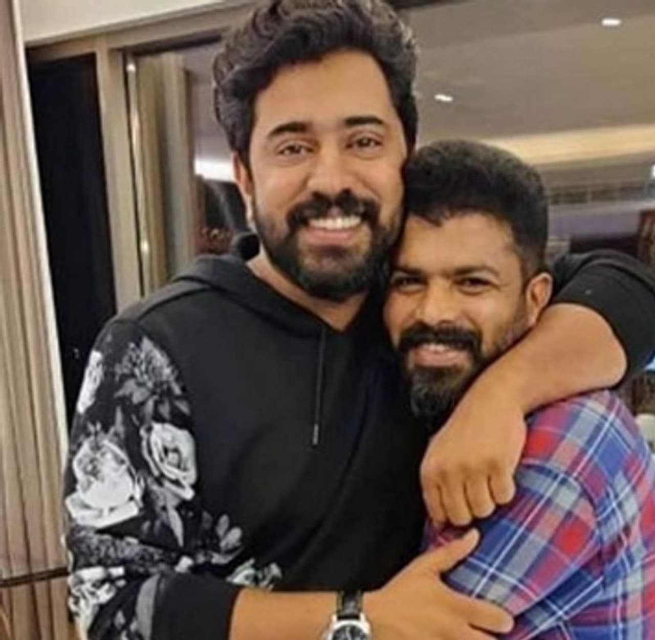 <p><br />ഷാബുവിന്റെ കുടുംബത്തിന്റെ ദു:ഖത്തിൽ പങ്കുചേരുന്നു. ബാംഗ്ലൂർ ഡേയ്സിലും വിക്രമാദിത്യനിലും അദ്ദേഹത്തോടൊപ്പം പ്രവർത്തിച്ചതിന്റെ ഓർമകൾ ഇപ്പോളുമുണ്ട്. അദ്ദേഹത്തിന്റെ കുടുംബത്തിന് ഈ വിയോഗം താങ്ങാനുള്ള ശക്തി ഉണ്ടാകട്ടെ. ഷൂട്ടിങ്ങിനിടെ ഞങ്ങളെ സഹായിക്കുന്നവരും ഒപ്പമുണ്ടാകുന്നവരുമൊക്കെ ഒരു കുടുംബം പോലെ ആയിത്തീരാറുണ്ട്. നീയിപ്പോൾ കടന്നുപോകുന്ന അവസ്ഥയെക്കുറിച്ച് എനിക്ക് ചിന്തിക്കാനാകുന്നില്ല നിവിൻ. ഈ നഷ്ടം നികത്താനാകില്ല. നിനക്കും റിന്നക്കും പ്രാർത്ഥനകളും സ്നേഹവും എന്നാണ് ദുല്ഖര് എഴുതിയത്.</p> <p><br />ഷാബുവിന്റെ കുടുംബത്തിന്റെ ദു:ഖത്തിൽ പങ്കുചേരുന്നു. ബാംഗ്ലൂർ ഡേയ്സിലും വിക്രമാദിത്യനിലും അദ്ദേഹത്തോടൊപ്പം പ്രവർത്തിച്ചതിന്റെ ഓർമകൾ ഇപ്പോളുമുണ്ട്. അദ്ദേഹത്തിന്റെ കുടുംബത്തിന് ഈ വിയോഗം താങ്ങാനുള്ള ശക്തി ഉണ്ടാകട്ടെ. ഷൂട്ടിങ്ങിനിടെ ഞങ്ങളെ സഹായിക്കുന്നവരും ഒപ്പമുണ്ടാകുന്നവരുമൊക്കെ ഒരു കുടുംബം പോലെ ആയിത്തീരാറുണ്ട്. നീയിപ്പോൾ കടന്നുപോകുന്ന അവസ്ഥയെക്കുറിച്ച് എനിക്ക് ചിന്തിക്കാനാകുന്നില്ല നിവിൻ. ഈ നഷ്ടം നികത്താനാകില്ല. നിനക്കും റിന്നക്കും പ്രാർത്ഥനകളും സ്നേഹവും എന്നാണ് ദുല്ഖര് എഴുതിയത്.</p>