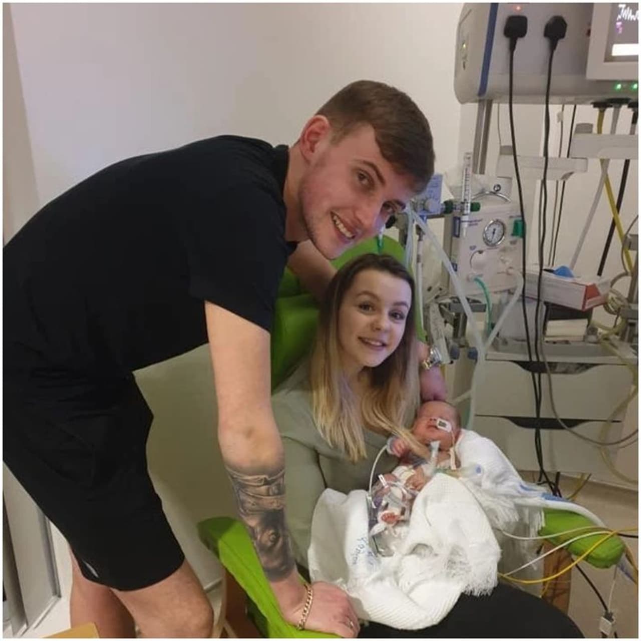 <p>ടോമിയുടെ മാതാപിതാക്കളാണ് ഈദന്‍ ടൈലറും, അമ്മ എമിലിയും. ഇരുവര്‍ക്കും വയസ് 20 ആണ്. കുഞ്ഞ് ജനിച്ചതിന് ശേഷം കുഞ്ഞു ടോമി മരണപ്പെട്ടെന്ന് കരുതി മൂന്ന് തവണ 'ഗുഡ് ബൈ' പറഞ്ഞെന്ന് ഇവര്‍ തന്നെ പറയുന്നു.</p>