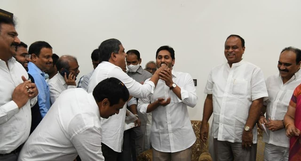 <p>సీఎం జగన్ పుట్టినరోజు వేడుకలు... కేక్ తినిపిస్తున్న సజ్జల</p> <p>సీఎం జగన్ పుట్టినరోజు వేడుకలు... కేక్ తినిపిస్తున్న సజ్జల</p>