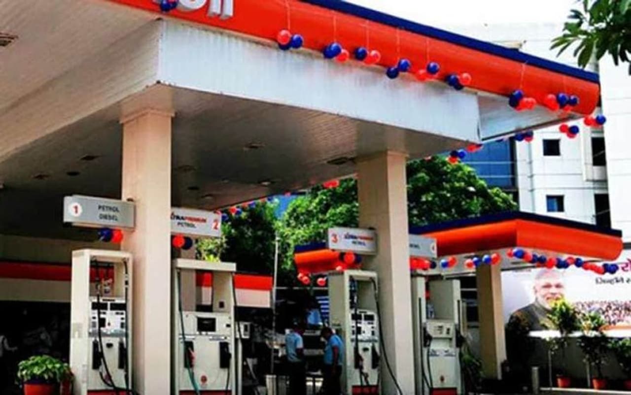 <p><strong>വ്യത്യസ്ത പമ്പുകളില് നിന്നും ഇന്ധനം നിറക്കുക</strong><br />പതിവായി വീടിനോ ഓഫീസിനോ അടുത്തു നിന്ന് സ്ഥിരം ഇന്ധനം നിറയ്ക്കുന്നവരാകും നമ്മളില് പലരും. അങ്ങനെയുള്ളവര് കുറച്ച് ദിവസം വ്യത്യസ്ത പമ്പുകളില് നിന്നായി ഇന്ധനം വാങ്ങിക്കുക. അപ്പോള് ഏറെക്കുറെ ഏതു പമ്പിലാണ് കുറവ് ഇന്ധനം ലഭിക്കുന്നതെന്ന കാര്യം വ്യക്തമാകും. ശേഷം നിങ്ങള്ക്ക് ഏതു പമ്പ് വേണമെന്ന് തീരുമാനിക്കുക</p> <p><strong>വ്യത്യസ്ത പമ്പുകളില് നിന്നും ഇന്ധനം നിറക്കുക</strong><br />പതിവായി വീടിനോ ഓഫീസിനോ അടുത്തു നിന്ന് സ്ഥിരം ഇന്ധനം നിറയ്ക്കുന്നവരാകും നമ്മളില് പലരും. അങ്ങനെയുള്ളവര് കുറച്ച് ദിവസം വ്യത്യസ്ത പമ്പുകളില് നിന്നായി ഇന്ധനം വാങ്ങിക്കുക. അപ്പോള് ഏറെക്കുറെ ഏതു പമ്പിലാണ് കുറവ് ഇന്ധനം ലഭിക്കുന്നതെന്ന കാര്യം വ്യക്തമാകും. ശേഷം നിങ്ങള്ക്ക് ഏതു പമ്പ് വേണമെന്ന് തീരുമാനിക്കുക</p>