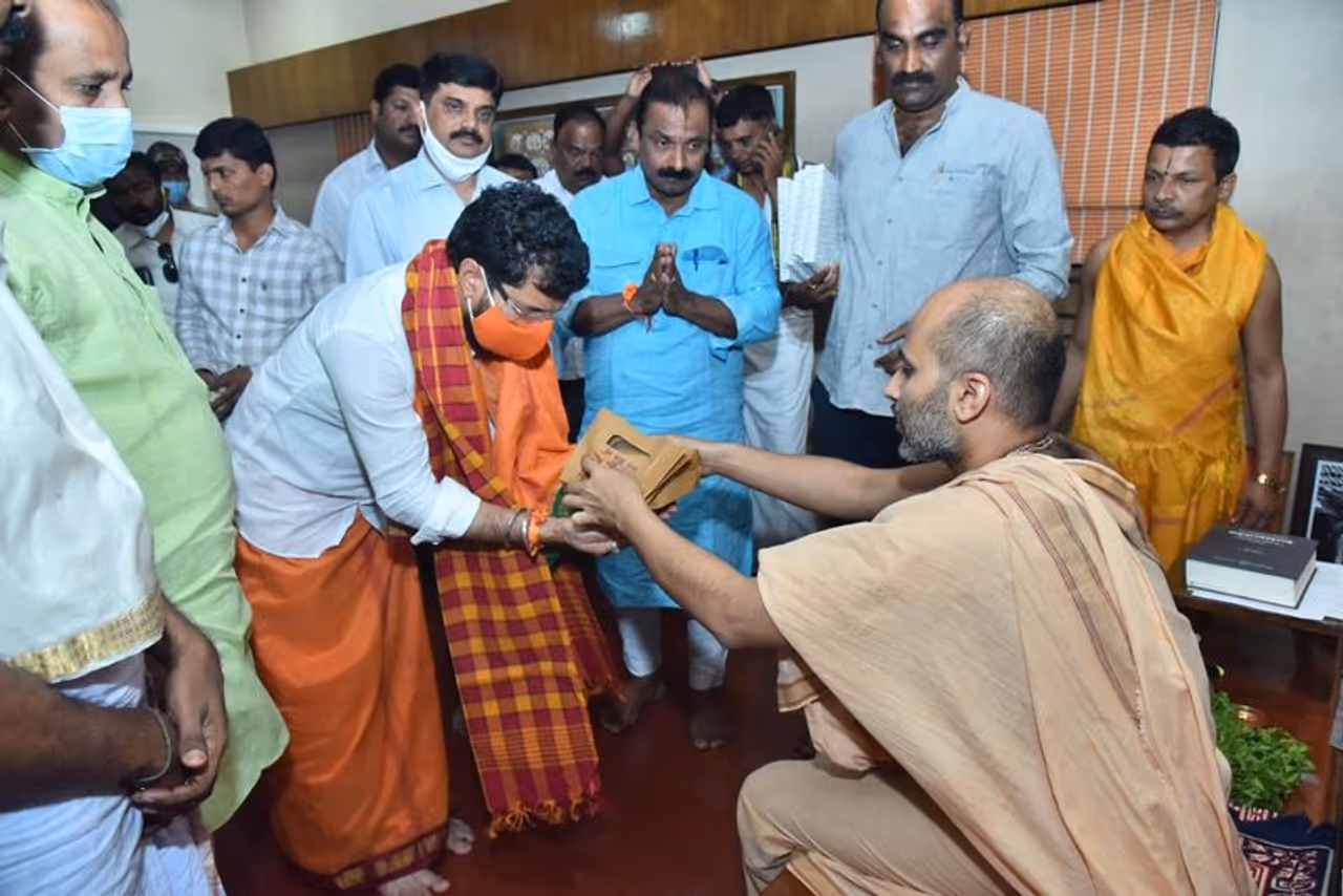 <p>ಬಿಜೆಪಿ ರಾಷ್ಟ್ರೀಯ ಪ್ರಧಾನ ಕಾರ್ಯದರ್ಶಿ, ಚಿಕ್ಕಮಗಳೂರು ಶಾಸಕ ಸಿ.ಟಿ.ರವಿ ಅವರು ಇಂದು (ಸೋಮವಾರ) ಉಡುಪಿಯ ಶ್ರೀಕೃಷ್ಣ ಮಠಕ್ಕೆ ಭೇಟಿ ನೀಡಿದರು.</p> <p>ಬಿಜೆಪಿ ರಾಷ್ಟ್ರೀಯ ಪ್ರಧಾನ ಕಾರ್ಯದರ್ಶಿ, ಚಿಕ್ಕಮಗಳೂರು ಶಾಸಕ ಸಿ.ಟಿ.ರವಿ ಅವರು ಇಂದು (ಸೋಮವಾರ) ಉಡುಪಿಯ ಶ್ರೀಕೃಷ್ಣ ಮಠಕ್ಕೆ ಭೇಟಿ ನೀಡಿದರು.</p>