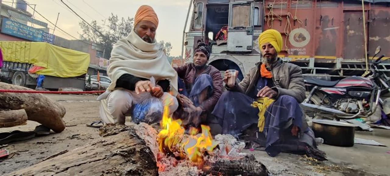 <p>കഴിഞ്ഞ ദിവസം അപ്രതീക്ഷിതമായി ദില്ലിയിലെ ഗുരുദ്വാര പ്രധാനമന്ത്രി നരേന്ദ്ര മോദി സന്ദര്ശിച്ചിരുന്നു. ഇതിനിടെ കര്ഷകരെ വീണ്ടും ചര്ച്ചയ്ക്ക് വിളിച്ച് കേന്ദ്ര കൃഷി മന്ത്രാലയം 40 കർഷക സംഘടനകൾക്ക് നോട്ടീസ് അയച്ചു.</p> <p>കഴിഞ്ഞ ദിവസം അപ്രതീക്ഷിതമായി ദില്ലിയിലെ ഗുരുദ്വാര പ്രധാനമന്ത്രി നരേന്ദ്ര മോദി സന്ദര്ശിച്ചിരുന്നു. ഇതിനിടെ കര്ഷകരെ വീണ്ടും ചര്ച്ചയ്ക്ക് വിളിച്ച് കേന്ദ്ര കൃഷി മന്ത്രാലയം 40 കർഷക സംഘടനകൾക്ക് നോട്ടീസ് അയച്ചു.</p>