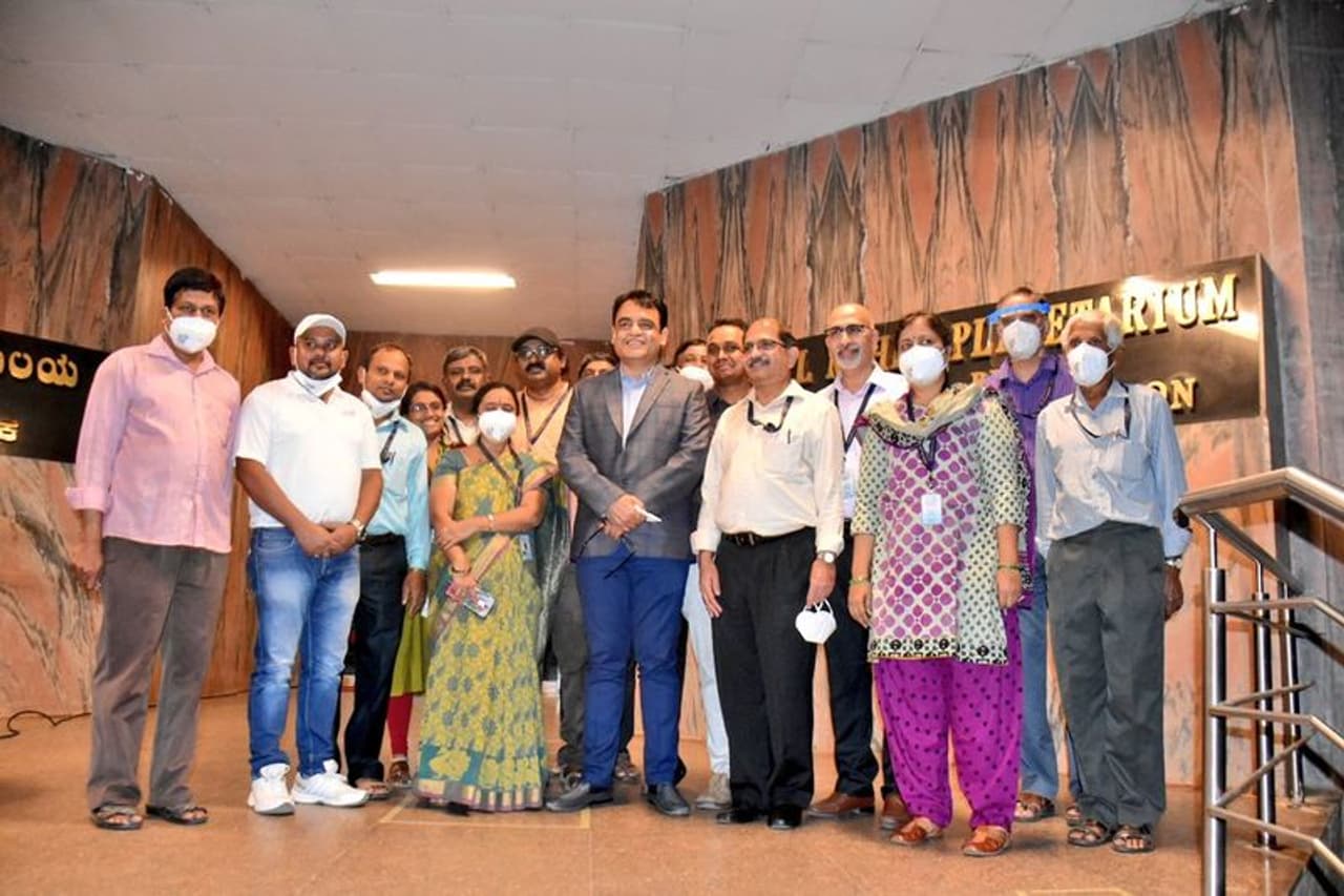 <p>ಅಪರೂಪದ ಖಗೋಳ ವಿದ್ಯಮಾನವನ್ನು ನೋಡಬೇಕೆಂಬ ಉತ್ಸಾಹದಲ್ಲಿ ಜನರು ಸರತಿ ಸಾಲಿನಲ್ಲಿ ಕಾಯ್ದು ನಿಂತಿದ್ದರು.&nbsp;</p>