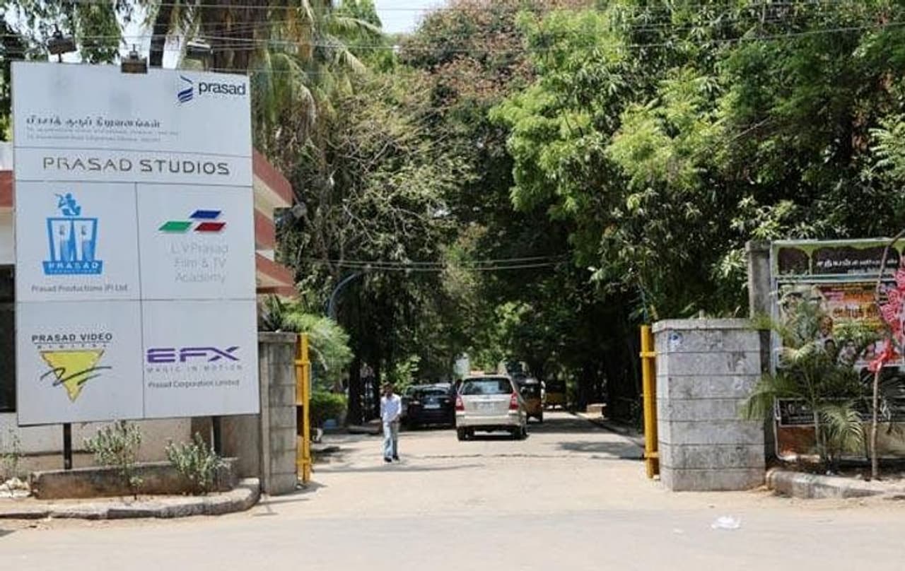 <p>சென்னை சாலிகிராமத்தில் இருக்கும் பிரசாத் ஸ்டுடியோவில் இருந்த ரெக்கார்டிங் தியேட்டர் ஒன்றை இசைஞானி இளையராஜா பல ஆண்டுகளாக பயன்படுத்தி வந்தார். கடந்த 40 ஆண்டுகளாக அவர் பிரசாத் ஸ்டுடியோ அரங்கை பயன்படுத்தி வருகிறார். </p> <p>சென்னை சாலிகிராமத்தில் இருக்கும் பிரசாத் ஸ்டுடியோவில் இருந்த ரெக்கார்டிங் தியேட்டர் ஒன்றை இசைஞானி இளையராஜா பல ஆண்டுகளாக பயன்படுத்தி வந்தார். கடந்த 40 ஆண்டுகளாக அவர் பிரசாத் ஸ்டுடியோ அரங்கை பயன்படுத்தி வருகிறார். </p>