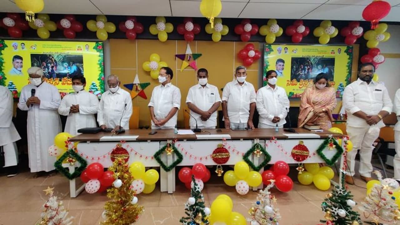 <p>అమరావతి: క్రైస్తవులు ఎంతో పవిత్రంగా భావించే క్రిస్మస్ పండగ మరో మూడు రోజుల్లో జరగనున్న విషయం తెలిసిందే. ఈ సందర్భంగా తెలుగుదేశం శ్రేణులు కాస్త ముందుగానే క్రిస్మస్ సెలబ్రేషన్స్ ను ప్రారంభించారు. </p> <p>అమరావతి: క్రైస్తవులు ఎంతో పవిత్రంగా భావించే క్రిస్మస్ పండగ మరో మూడు రోజుల్లో జరగనున్న విషయం తెలిసిందే. ఈ సందర్భంగా తెలుగుదేశం శ్రేణులు కాస్త ముందుగానే క్రిస్మస్ సెలబ్రేషన్స్ ను ప్రారంభించారు. </p>