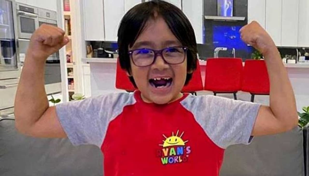 <p>യൂട്യൂബിൽ ഏറ്റവും കൂടുതൽ പണം സമ്പാദിക്കുന്നവരുടെ പട്ടിക ഫോബ്സ് മാസിക പുറത്തുവിട്ടപ്പോൾ. പട്ടികയിൽ മുന്നിൽ നിൽക്കുന്നത് ഒൻപത് വയസുകാരനായ ടെക്സാസിൽ നിന്നുള്ള റിയാൻ കാജി ആണ്. 41.7 മില്യൺ സബ്സ്ക്രൈബേഴ്സാണ് റിയാന്റെ യൂട്യൂബ് ചാനലിനുള്ളത്.</p> <p>യൂട്യൂബിൽ ഏറ്റവും കൂടുതൽ പണം സമ്പാദിക്കുന്നവരുടെ പട്ടിക ഫോബ്സ് മാസിക പുറത്തുവിട്ടപ്പോൾ. പട്ടികയിൽ മുന്നിൽ നിൽക്കുന്നത് ഒൻപത് വയസുകാരനായ ടെക്സാസിൽ നിന്നുള്ള റിയാൻ കാജി ആണ്. 41.7 മില്യൺ സബ്സ്ക്രൈബേഴ്സാണ് റിയാന്റെ യൂട്യൂബ് ചാനലിനുള്ളത്.</p>