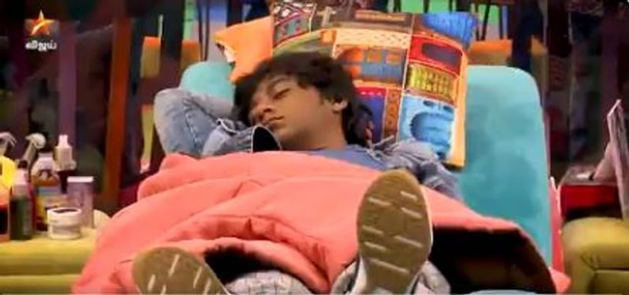 <p>ஆஜித், ஷிவானி, ஆரி என அனைவரும், நேற்று இரவு முழுவதும் பந்துக்காக கண் விழித்திருந்ததால், பகலில் தூங்குகிறார்கள்.</p> <p>ஆஜித், ஷிவானி, ஆரி என அனைவரும், நேற்று இரவு முழுவதும் பந்துக்காக கண் விழித்திருந்ததால், பகலில் தூங்குகிறார்கள்.</p>