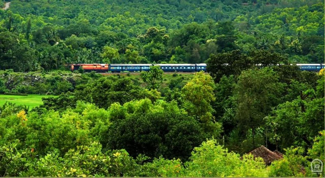 <p>ಉದಮಪುರ, ಶ್ರೀನಗರ ಹಾಗೂ ಬಾರಮುಲ್ಲ ರೈಲು ಯೋಜನೆ ಅತ್ಯಂತ ಕಠಿಣ ಹಾಗೂ ಸವಾಲಿನ ಯೋಜನೆಯಾಗಿದೆ. ಕಾರಣ ಬೆಟ್ಟ, ಗುಡ್ಡ, ಪ್ರಪಾತ, ನದಿ ಸೇರಿದಂತೆ ಹಲವು ಸವಾಲುಗಳನ್ನು ದಾಟಬೇಕಿದೆ. ಸೈರ್ಗಿಕವಾಗಿ, ಬೌಗೋಳಿಕವಾಗಿ ಕಾರಣದಿಂದ ಈ ಯೋಜನೆ ಪೂರ್ಣಗೊಂಡಿಲ್ಲ.</p> <p>ಉದಮಪುರ, ಶ್ರೀನಗರ ಹಾಗೂ ಬಾರಮುಲ್ಲ ರೈಲು ಯೋಜನೆ ಅತ್ಯಂತ ಕಠಿಣ ಹಾಗೂ ಸವಾಲಿನ ಯೋಜನೆಯಾಗಿದೆ. ಕಾರಣ ಬೆಟ್ಟ, ಗುಡ್ಡ, ಪ್ರಪಾತ, ನದಿ ಸೇರಿದಂತೆ ಹಲವು ಸವಾಲುಗಳನ್ನು ದಾಟಬೇಕಿದೆ. ಸೈರ್ಗಿಕವಾಗಿ, ಬೌಗೋಳಿಕವಾಗಿ ಕಾರಣದಿಂದ ಈ ಯೋಜನೆ ಪೂರ್ಣಗೊಂಡಿಲ್ಲ.</p>