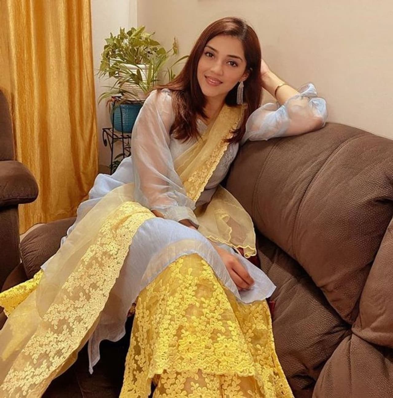 <p>கொரோனா 2வது அலையால் திரையுலகினர் பலரும் பல்வேறு சோதனைகளை அனுபவித்து வருகின்றனர். குறிப்பாக பல திறமையான கலைஞர்களை திரையுலகம் இழந்து வருகிறது. தற்போது கொரோனாவால் பிரபல நடிகையின் திருமணம் தள்ளிப்போன சம்பவம் பரபரப்பை &nbsp;ஏற்படுத்தியுள்ளது.&nbsp;<br />&nbsp;</p>