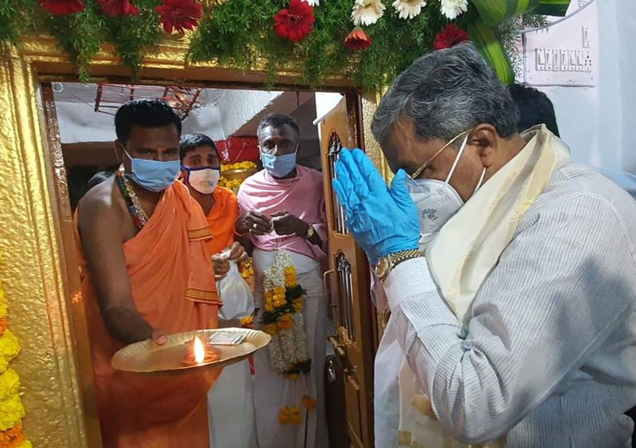 <p>ಸುಕ್ಷೇತ್ರ ಅಂಕಲಿಮಠದ ಬಳಿ ನಿರ್ಮಿಸಿದ ಹೆಲಿಪ್ಯಾಡ್ಗೆ ಹೆಲಿಕಾಪ್ಟರ್ ಮೂಲಕ ಆಗಮಿಸಿದ ವಿರೋಧ ಪಕ್ಷದ ನಾಯಕ ಸಿದ್ದರಾಮಯ್ಯ </p> <p>ಸುಕ್ಷೇತ್ರ ಅಂಕಲಿಮಠದ ಬಳಿ ನಿರ್ಮಿಸಿದ ಹೆಲಿಪ್ಯಾಡ್ಗೆ ಹೆಲಿಕಾಪ್ಟರ್ ಮೂಲಕ ಆಗಮಿಸಿದ ವಿರೋಧ ಪಕ್ಷದ ನಾಯಕ ಸಿದ್ದರಾಮಯ್ಯ </p>