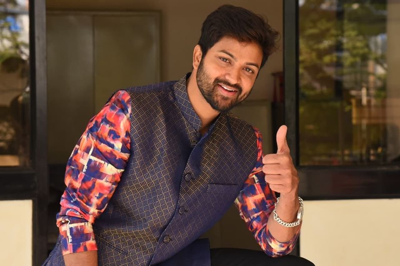 `జార్జిరెడ్డి`, `ప్రెషర్కుక్కర్` చిత్రాలను నిర్మించిన అప్పిరెడ్డి.. సోహైల్ హీరోగా ఓ సినిమాని నిర్మించేందుకు ముందుకొచ్చాడు. దీన్ని గురువారం మీడియా ముందు ప్రకటించారు. దీనికి శ్రీనివాస్ వింజనంపతి అనే నూతన దర్శకుడు దర్శకత్వం వహిస్తున్నారు. `జార్జిరెడ్డి`, `ప్రెషర్కుక్కర్` చిత్రాలను నిర్మించిన అప్పిరెడ్డి.. సోహైల్ హీరోగా ఓ సినిమాని నిర్మించేందుకు ముందుకొచ్చాడు. దీన్ని గురువారం మీడియా ముందు ప్రకటించారు. దీనికి శ్రీనివాస్ వింజనంపతి అనే నూతన దర్శకుడు దర్శకత్వం వహిస్తున్నారు.