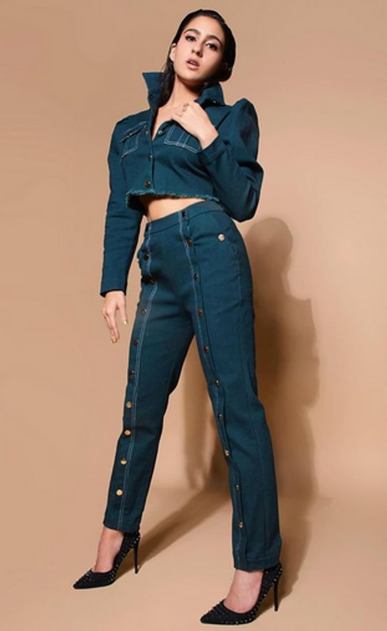 <p>സിനിമയുടെ പ്രമോഷന്റെ ഭാഗമായി സാറാ അലി ഖാൻ ഒട്ടേറെ ഫോട്ടോഷൂട്ട് നടത്തിയിരുന്നു.</p>